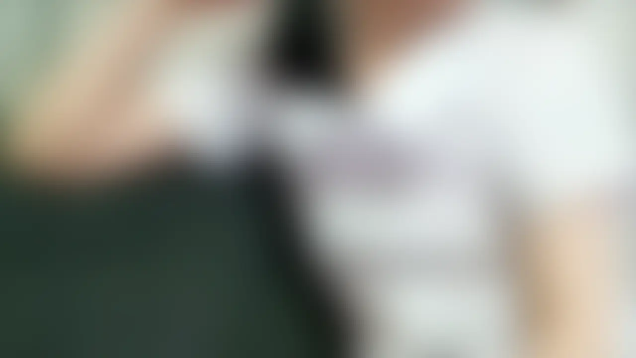 【コスプレ 看護師さん(白タイツ)】 もっと応援プラン限定
今となっては過去の思い出となった『ナース+白ストッキング』のコスプレです。
現在は動きやすいため、パンツスタイルが主流みたいで一部の歯医者さんとかでまだ着用している歯科衛生士さんなどはいるみたいですが…
それも、白タイツは履かないらしく素肌に近い肌色のパンストみたいです。
私自身入院するほどの大病を患ったことがなく、知人が入院するとなった時に不謹慎ですがワクワクしながらお見舞いに行ったことを思い出します。
冒頭部分は、ナース服にお着換え後のフェチ動画撮影。
私の年代は、どうしても白タイツのイメージなので、今回はあえてこのカラーで撮影してみました。
こんなムチムチな太もも見せてくれるなら、嫌いな注射されてても脚をガン見で我慢できそうかも♪
オナニー用に電マが登場すると嬉しそうな表情を浮かべる妻。
スイッチが入ると妻の雰囲気も一変。
振動に徐々に身体の反応が大きくなっていく。
そして、白タイツ越しではなく直で当てると喘ぎ声もひと際大きくなる。
すぐにヌレヌレになってしまう妻は、電マの先端をそのまま自身の奥深くまで挿入。
振動の刺激が子宮に当たり表情が歪む。
軽く手マンをするとピュッ!ピュッ!っとソファに飛び散る潮。
妻のボルテージも上がってきて、「入れて。。。」の合図。
そしてそのままハメ撮りへ。
どこにでもいるような人妻が、こんな大胆な姿を晒す!
パンストフェチ、コスプレ好き、人妻好きな方推奨。
内容
本編:24分41秒
・看護師コスプレで脚フェチ撮影
・M字開脚オナニー
・電マオナニー
・手マンで潮吹き
・ハメ撮り (2/2)