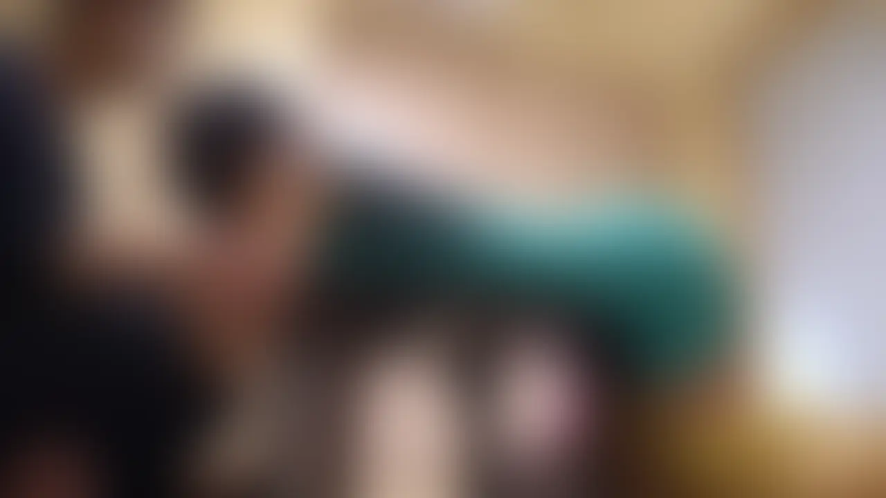 巨乳でデカ乳輪。見るからにヤリマンな奥さんが想像以上にエロすぎて…我慢できずにナマ挿入からの顔射
私が住んでる町では、毎年町内会のお祭りがありまして
私も祭りを盛り上げようと運営を手伝ってるんですが
実は、そこで知り合った奥さんとカラダの関係になってしまいました。
狭いネットワークの中でダブル不倫というヤバいやつです。
お祭りの催しの中でダンスサークルに参加している近所の奥さんたちが
激しいカッコでダンスを披露してたんですが
その中の一人、雪絵さん(仮名です)という方がダントツ美人で…。
あ、その女性が私の不倫相手です。
待機場に弁当を運んでいたら彼女に話しかけられて
連絡先を交換したのがすべての始まりでした。
そして気がついたらセフレになっていて。
僕なんかが何故?って感じなんですが
週末になると、地元の公民館に呼び出されるんです。
ダンス練習をするために彼女が予約してるみたいです。
「ここならバレません」って言うんで
それを信じてヤリまくってます。
ダンスでカラダを動かしてると性欲が高まってヤリたくなるらしいんです。
向こうも既婚者だしこっちにも妻がいるんで
ゴムだけはしようって約束しているんですけど
誘惑に負けて結局いつもナマでやってるのは内緒です。
ただ、さすがに中に出すのは怖いんで
イキそうになると顔にぶっかけるのが定番になりつつあります。
「精子多すぎ」って言って、彼女もそれを喜んでくれるんです。
ことが終わるといつもメイクを落として、すっぴんで帰っていく彼女。
正直いつ周りにバレるか不安で仕方がありません。
この関係がバレたら確実に何もかもが終わるって頭では解っています。
でも、こういう関係だからこそめちゃ興奮するんです。
この気持ちを分かってくれる方いませんかね…? (2/2)