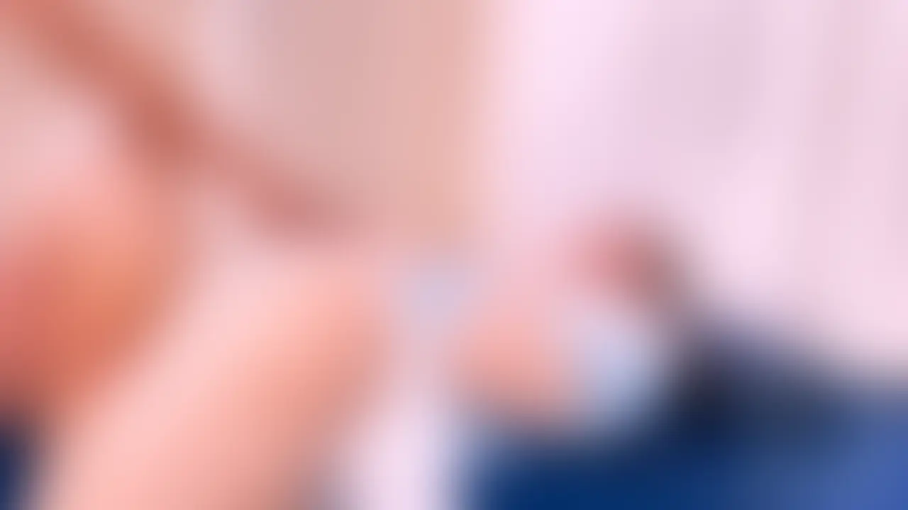 【メイド妻が正常位で何度も中イキ → 中出し後玩具責め → 2回目連続中出し】
ラブラブなのに超濃厚!メイド妻セックスです。
リアルな夫婦のセックスを2アングルでじっくりお楽しみください。
可愛いメイド服を着た妻を、正常位で生ハメセックス
妻は何度も膣内が痙攣し、「イクゥ…♡ またイッちゃう…」と可愛い声で連続絶頂!
中出し直後の過敏になったマ○コを開発バイブで身体をくねらせながらさらに中イキ!
そのまま2回目セックスへ移行し、2回目も愛情たっぷり精液を子宮に注ぎ込みます!
メイド姿のまま何度もイカされ、連続中出しされる甘くて淫らな夫婦プレイをお楽しみください。 (2/2)