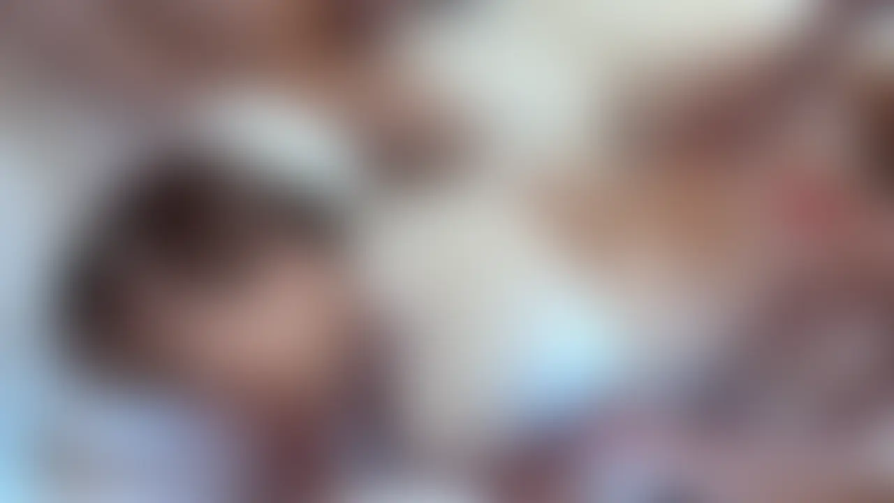 単独さんとのNTR動画の第2ラウンド続編です💗
今回もハメ倒す動画となっておりますヾ(≧▽≦)ノ
4対1ですからchiiちゃんには休む間もなく、おまんこやお口を使われまくってます❕
激しく極太チンポに突かれまくってガチイキ💖
中出しされ精子がドロッと流れでてくるヒクヒクしているおまんこに、
間髪入れず別のチンポがぶっ刺さりますっ😤💕
単独さん達も協力しあってchiiちゃんを気持ちよくしてあげるために頑張ります。
前から後ろからガチハメ❕お口にぶち込み喉奥突き❕両足を広げ拘束❕
「おまんこ壊れちゃうぅ~💗」絶叫ガチイキしまくる可愛いchiiちゃんを見てくださいね😊 (2/2)