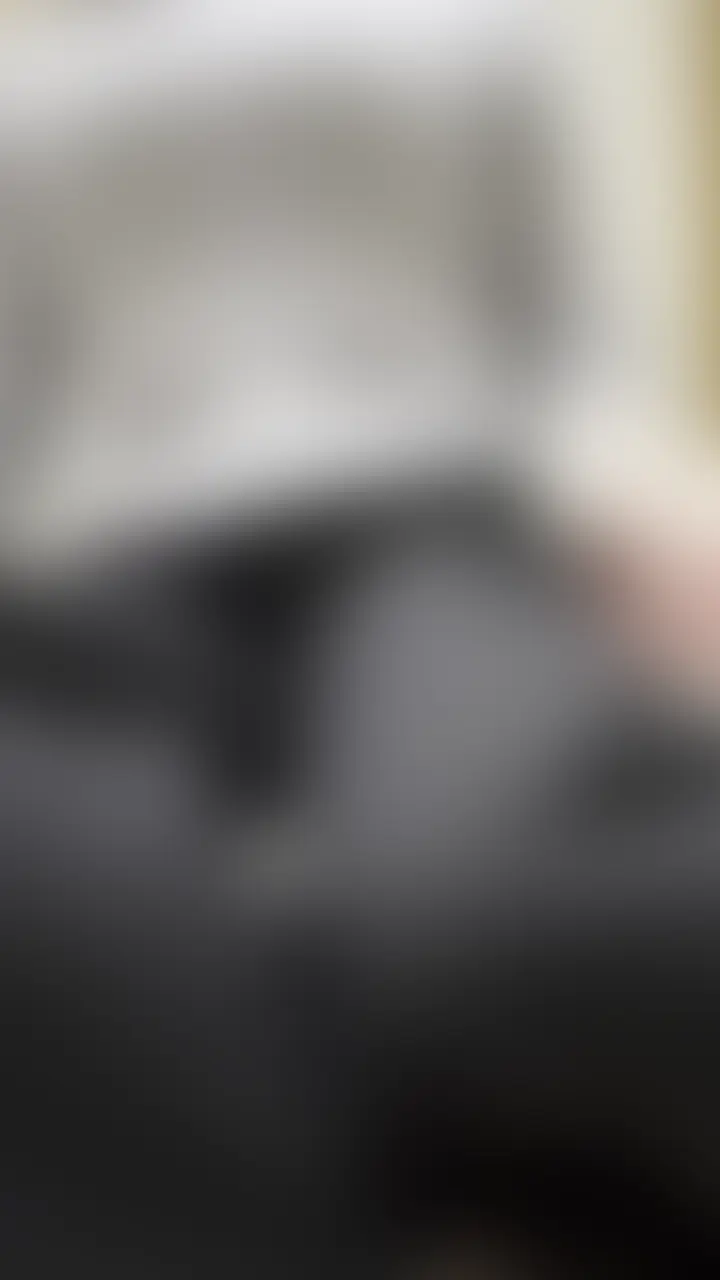 朝から仕事、家族を送り出してバタバタのはずなのに…
急にムラムラが止まらなくなって、時間ギリギリのガチイキ電マオナニー。
「出勤前なのに…でもイキたい…ッ」
家族がいない静かな家で、ストッキングの上から電マON。
最初は急いでるのに、だんだん腰が勝手に動いちゃって
イクの我慢ができなくなる人妻のリアルな朝ルーティン。
電マの振動に耐えきれなくて、
「やば…もう行かなきゃ…」って息乱れながら
本気の絶頂をこぼしちゃうワーママの裏側、ぜんぶ見せます。 (2/2)