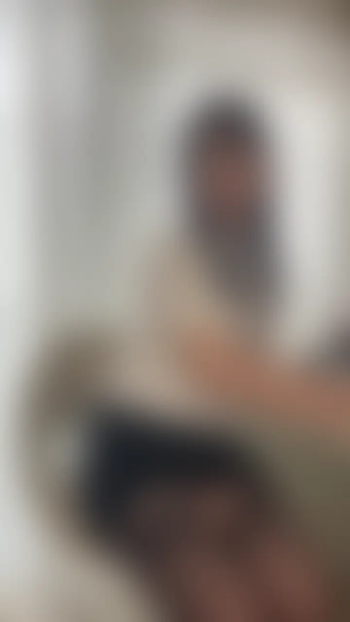 職場でアナル見せつけちゃいました♡
誰もいない事務所で一人で撮影しました
普段仕事するときに着ている服装で撮影してみました
お尻の穴が見たいってリクエストがあったので答えてみたよ
人に絶対見せない部位だからすごく恥ずかしかったけど、その分すごく興奮しちゃった
この動画を見て男の人がオナニーしてくれると思うとまた濡れてきちゃう🥰💕 (2/2)