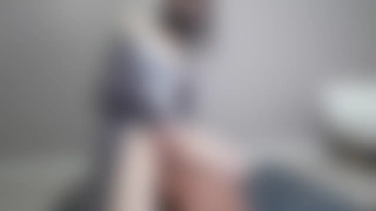おっきすぎ💦半身ディルドと本気せっくしゅ🫶

半身ディルドくんとせっくしゅした動画です💕

最初見た時から大きいと思ってたけど
ほんっとに大きい！凶悪おちんぽ！！笑

入れた瞬間まだぜんぶ入ってないのに
奥えぐられる感じがすんごくて
速攻敗北アクメきめちゃってる🙈💦
中がめりめり〜ってこじ開けられる感覚すきすぎる⸝⸝⸝

ちょっと動くだけで中の気持ちいとこ
全部もってかれるみたいな感じで💭
あとおちんちんの角度が
中の気持ちいいとこにがん当たりで💦
潮吹きアクメとまんなくなってる🐳🐳

ド派手に噴水潮吹きしてます⛲️笑

もう気持ちよすぎて足に力入んなくて
上手に動けてないけど
それでも充分すぎるくらい気持ちよかった🥺

いっぱい潮かけてマーキングしちゃった💕 (2/2)
