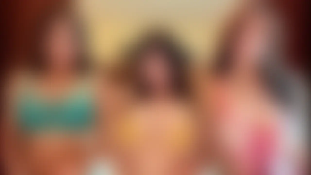 唾液まみれの3Pレズ乱交🩷おまんこ見せつけ同時絶頂💋
Mia×Mion×Mooの濃厚3Pレズプレイが実現❣️
3人でディープキスを交わしながら、柔らかい胸を揉み合い、
葉月は2人におまんこを同時に舐められて、快感に震える🫣💗
さらに唾液たっぷり、じゅぼじゅぼ音を立てながら
3人並んでディルドフェラ💋
舌が絡み、視線が交差するえっちな空間…
そして最後は…
3人全員がディルドを同時挿入❣️
限界まで攻めて、全員同時に絶頂へ🩷
濡れて絡むレズ乱交、唾液と快感にまみれた濃密プレイをたっぷり収録🫶🏻💋
この商品は豪華2アングル同時収録です! (2/2)