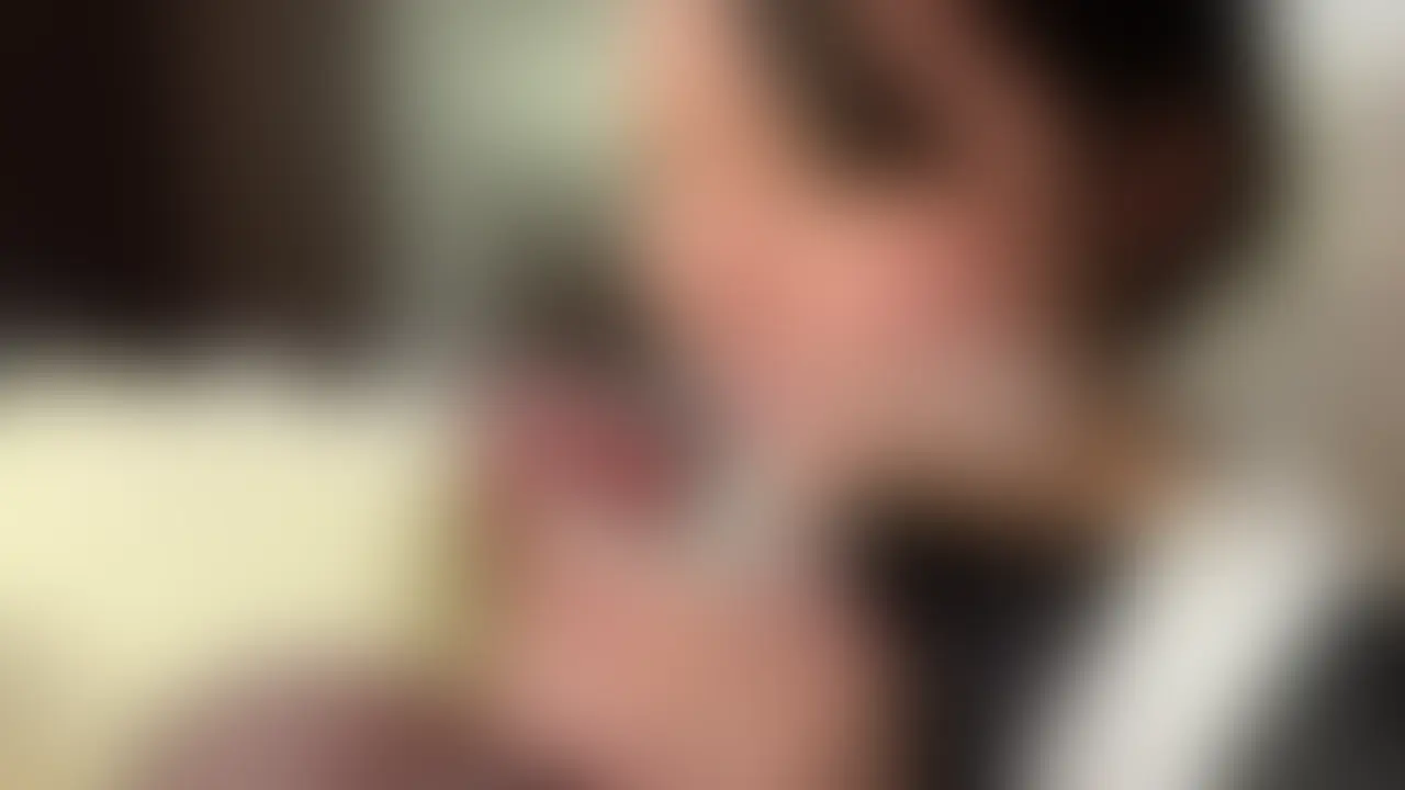 【FREEサンプル動画はこちら】
https://myfans.jp/posts/12e29647-aa9c-491c-9119-cc161fe70805

小悪魔メイドの唾とマン汁をじっくり味わいました！ →濃厚おしっこ放尿！

＜完全個人撮影＞(22分)

※本編完全顔出し
※局部にはモザイクあり

可愛い小悪魔メイドが、ご主人様の前で甘く微笑む。

「ご主人様、私の唾…味わってくださいね♡」

小さなグラスに、少しずつよだれを垂らして溜めていく。
甘酸っぱい唾液がグラスに溜まる様子をじっくりアップで。
そのままグラスを傾け、ご主人様に飲ませてあげる…

次はメイド自身がパンティの中に指を入れて、
くちゅくちゅとおマンコを弄り始める。
愛液まみれの指を、ご主人様の口元に近づけて…
「私の味も一緒に味わって♡」と舐めさせてくれる。
甘くて濃厚なマン汁が舌に広がって、興奮MAX…

そしてクライマックスはボウルに向かって放尿！
勢いよくおしっこがボウルに流れ込み、
部屋中に甘酸っぱいおしっこの匂いが充満していく…

唾フェチ・マン汁フェチ・放尿匂いフェチのための、ただひたすら体液味わい＆匂いプレイの超濃厚動画です！

[注意事項]
・作品に登場する出演者は公的な身分証で成人以上であることを確認し、撮影の同意もいただいています。
・動画や写真を許可なく2次使用や第3者への譲渡、転載、転売等をすることを固く禁止します。
・無断販売・無断転用をした場合は法的処置をとらせていただき、損害賠償請求を致します。 (2/2)