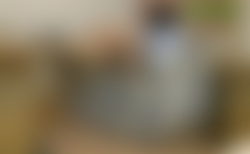 制服コギャルが椅子に座ってお菓子を食べている様子をローアングルで撮影
特にHな事はやっていませんがミニスカから見える生脚太腿をご堪能できますwww (2/2)