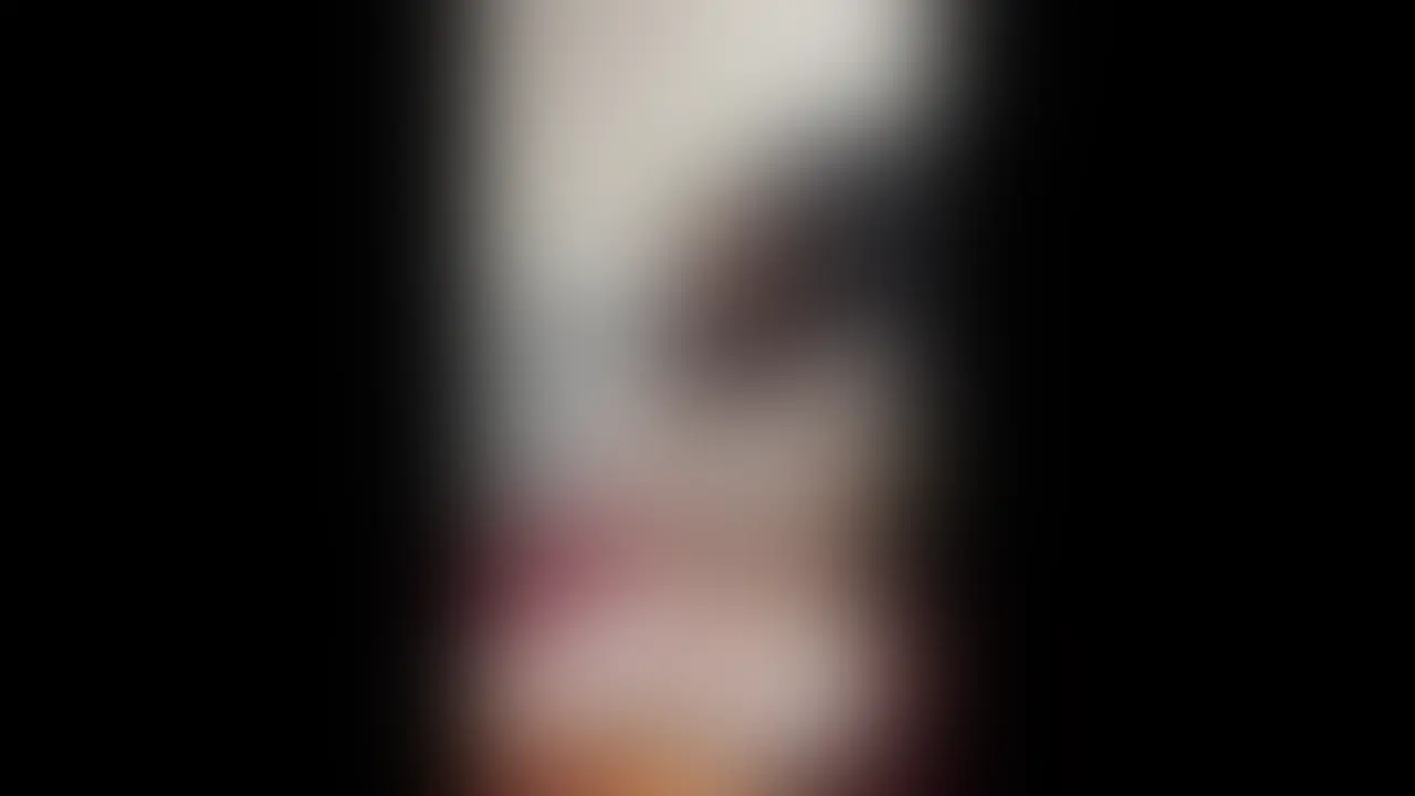こちらは、全編ぼかしの入った動画です。 雰囲気をお楽しみください🥰
【匿名度AAA:完全匿名!】30歳/インストラクター@新浦安/100cm・Iカップ/センズリ鑑賞初体験/甘サド言葉責めで乳首いじりサポ/爆乳チクビを弄って相互オナ鑑賞/勃起ちんぽにI乳乗せ/Tバック爆尻見せ/べっちょり乳首舐め手コキで発射
観る👀だけじゃ終われない…相互チチクリなぐさめ愛💕
こんにちは、ど素人ポルノ@麗子です。
今回のAVごっこは、
新浦安にあるボディメイクスタジオで
インストラクターをされてる
お友達のNちゃんが
鑑賞👀だけで終われるはずもなく
相互にイジりあいながら
オナサポしちゃった模様を
主観風アングルで
撮影したスマホ映像です📱
本編はこちら🔻
https://myfans.jp/account/posts/335a23fe-fea5-4297-9cce-c6e695e47644
レッスン中は生徒さんに
優しく寄り添う指導に定評のあるNちゃん
ただ本人曰く、たまにSっ気が暴走しちゃう
小悪魔系の人妻さんです💛
実際、汗だくで息を切らす姿を
にこやかに見つめながら
甘く低い声で「まだ私のリズムで動いて」と囁いて
自分のペースでじっくり支配するのが大好きな
Iカップの爆乳奥さま😍
そんなNちゃんだからこそ
臨戦体制の勃起ちんぽ🍌を見たら
鑑賞どころか干渉しちゃうんじゃないか…
という怖いもの見たさが働いて
今回、センズリ鑑賞👀してもらいました。
何気にほとんどの女性が
エッチする男性のしか見たことない
というのが「男性の勃起チンポ」だったりして
事前アンケートを取ったら
この企画に興味津々の女性も
意外と多くいらっしゃったので
撮影させていただきました。
ドキワクが隠せないNちゃんの前にパンイチ男がモッコリさせて登場すると、
「恥ずかしい…」
なんて言いつつ近寄って凝視👀してしまうのです。
男が股間をイジりながら「触ってみますか」と声を掛けると、
「えっ!? いいんですか」
なんて言いつつパンツの上からタッチ🤚
「硬い…。すごいですね」
そして彼が全裸になり肉棒🍌を丸出しにすると、
その雄々しさに大コーフン💓
「はぁ、すごいすごい。どんどん硬くなってく」
ウットリしながら竿や玉を触るNちゃん、
ブラジャーをずらして美巨乳を開放😍すると
亀頭へ唾液をかけたり、乳房で擦ったりと、
熱心にオナニーのお手伝いをしてくれました💯 (2/2)