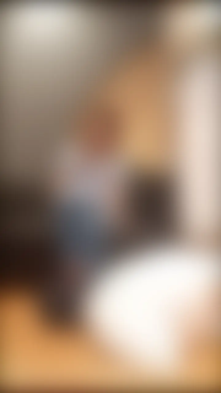 まな様の素足・唾液匂い責めです✨
床に仰向けで情けない顔の上に素足を乗っけてる♡
「ほら、ちゃんと嗅いで? 私の匂い、全部吸い込んでよ」
足の指で鼻を塞いでグリグリ。
追加で唾を垂らしたら、君の顔面にトロ~って落ちて…指でぐちゃぐちゃ塗り広げちゃう。
興奮で震える君の顔見てると、もっと苛めたくなっちゃうんだから…♡
==================
2アングル分の動画です
19:12秒 (2/2)