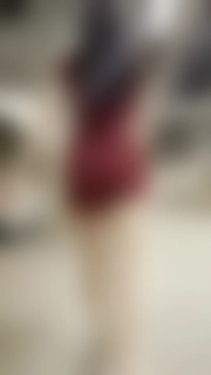 生足タイトミニワンピース野外パンチラ動画の前編です！
前編後編合わせ13分弱の動画です。
歩行者の注目を集めながらのピチピチ着衣デカ尻の追跡と派手下着のパンチラにとても興奮してしまいました。
脚フェチ、尻フェチ、下着フェチの方におすすめです。 (2/2)