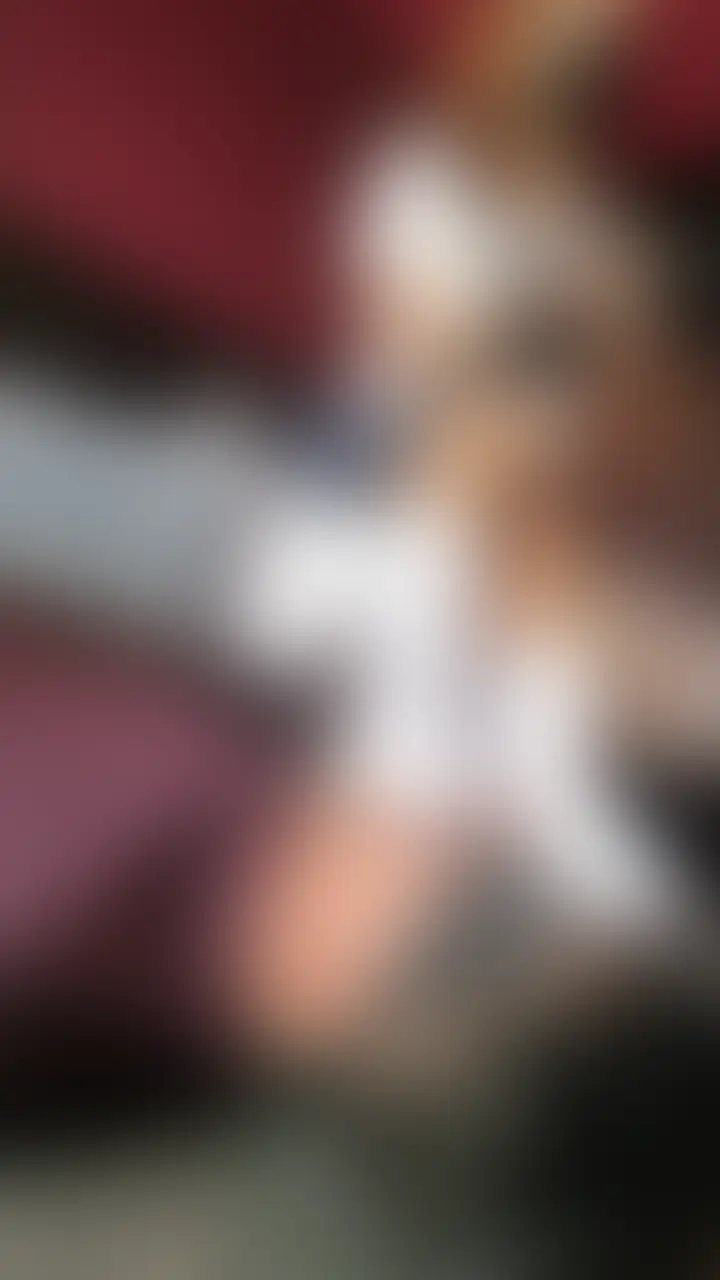 スマホ用縦9:16めいちゃんのルーズソックスで顔面踏み責め
めいちゃんがアブホテルにてM男の顔面をルーズソックスで踏みまくるフェチな動画です。
リモコン操作をしながら両足で顔面踏みにじるめいちゃん。
映画を見ながらも足裏はずっとM男さんの顔面に!
こすりつけたり、なすりゆけたり、匂いを嗅がせるために鼻に押し付けたりやりたい放題
次はガラステーブルに行き、M男さんの顔踏みを真下から見上げる映像です。めいちゃんはとにかく両足で顔面に乗るのが上手でバランスも良く、しっかり顔に乗っています。いくら軽いといっても成人女性が顔面に全体重乗せると顔面は歪んできます、それでもスーハーと深呼吸をするM男さん、しっかり匂いを堪能していました (2/2)
