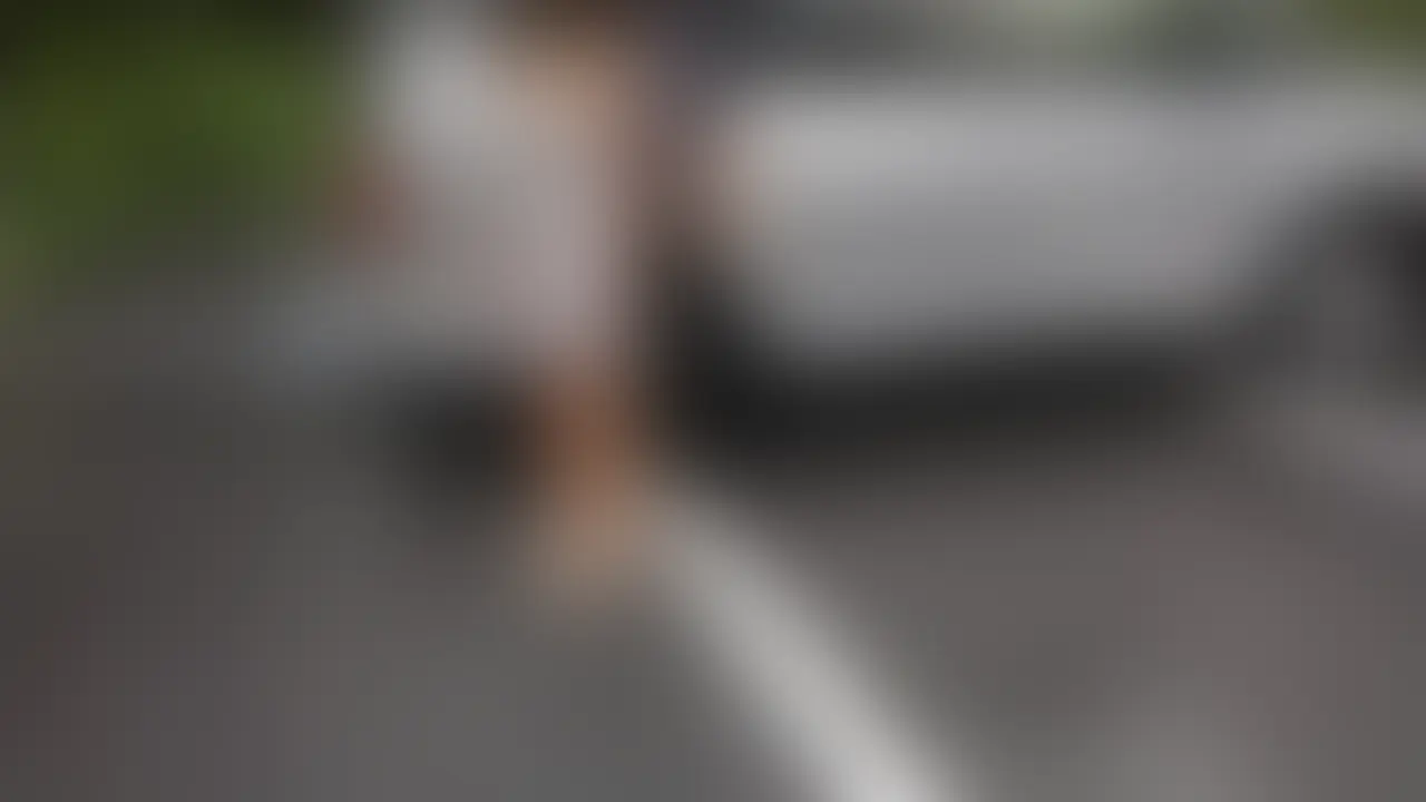 駐車場に車を停めて全裸になって車の影と車内で単独男性さんに気持ちよくしてもらいました💛 周りは普通に車も走っているしいつどこから見られているかも誰が来るかもわからないから興奮度はヤバかったです(⋈◍>◡<◍)。✧♡ (2/2)