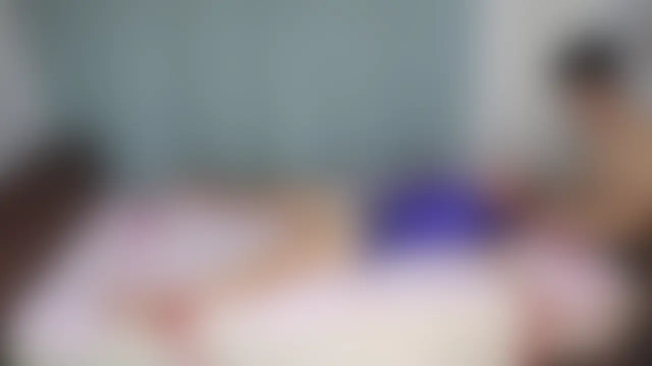 大の字に縛る💘③
大の字に縛って動けなくなった妻のおまんこにピストンバイブを挿入してスイッチオン❣️
パンツの中で妻の意識とは無関係に太いバイブが動いて妻が気持ちよくなっています☺️
口にはちんこを差し込み出し入れ、間髪入れずにディープキスでベロを差し込んで上のお口も下のお口も妻の意識とは関係なく”穴”として使用しました💓
ちんこ相当気持ちよくなれましたがそれ以上に妻が気持ちよく穴として使われながら喘ぎイってしまってます (2/2)