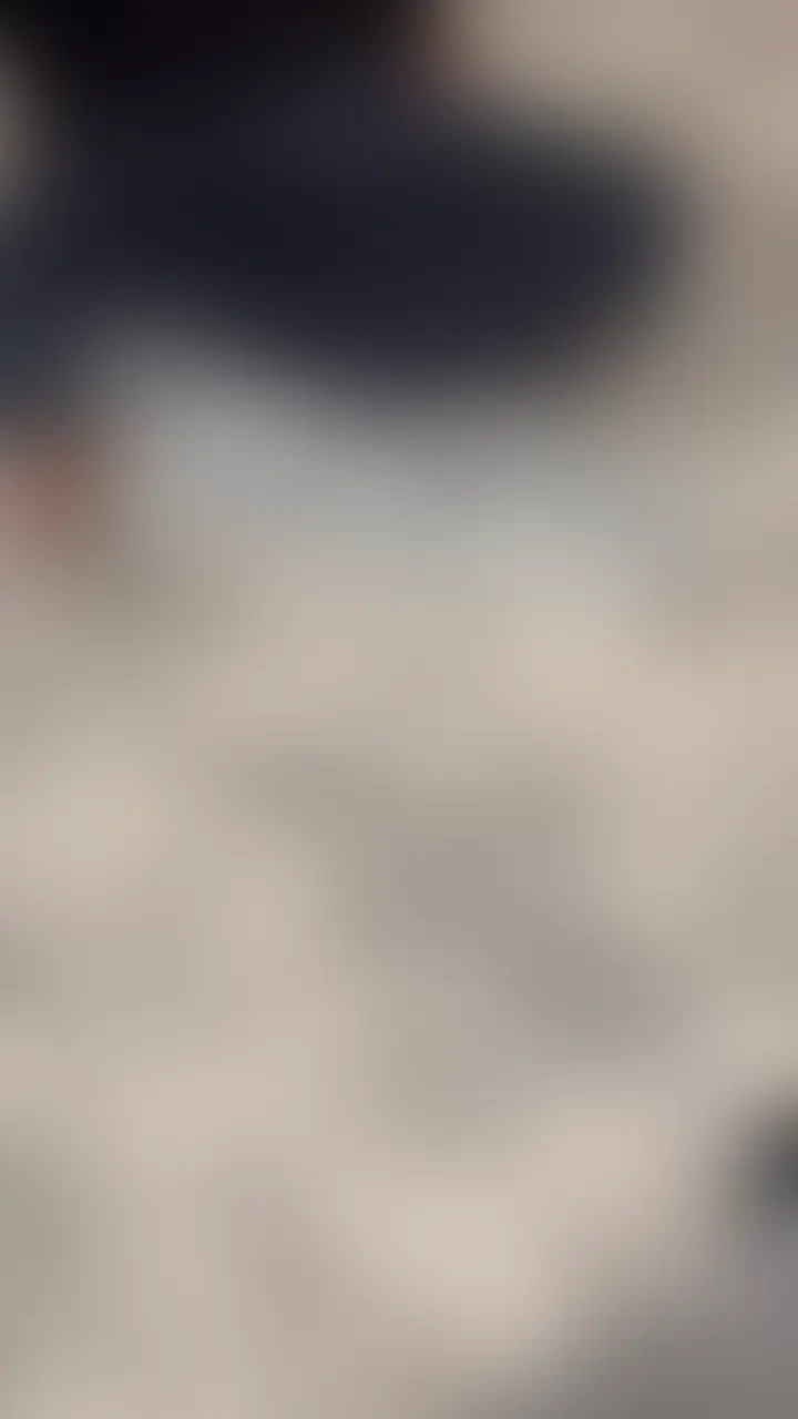 友人のヒデさん(一緒に動画撮影を協力してくれている友人)についに彼女をお披露目!!
そして僕の前でNTRしてもらいました。
普段は動画撮影で一緒に3Pしたり、ナンパしたりしているヒデさん。 普段ヒデさんとはそういうエロ仲間ではあるのですが、彼女をNTRされるのはやはり複雑な気持ち。。。
興奮と嫉妬が入り混じりました! 友人なのでヒデさんに満足して欲しい気持ちもありますし、彼女が友人を目の前で責めたり、責められたりしているのは、見ているだけでフル勃起。
しかもシレっと生挿入&大量にお口に発射
友人に彼女をNTRされる男のリアルを見てやってください!😊 (2/2)