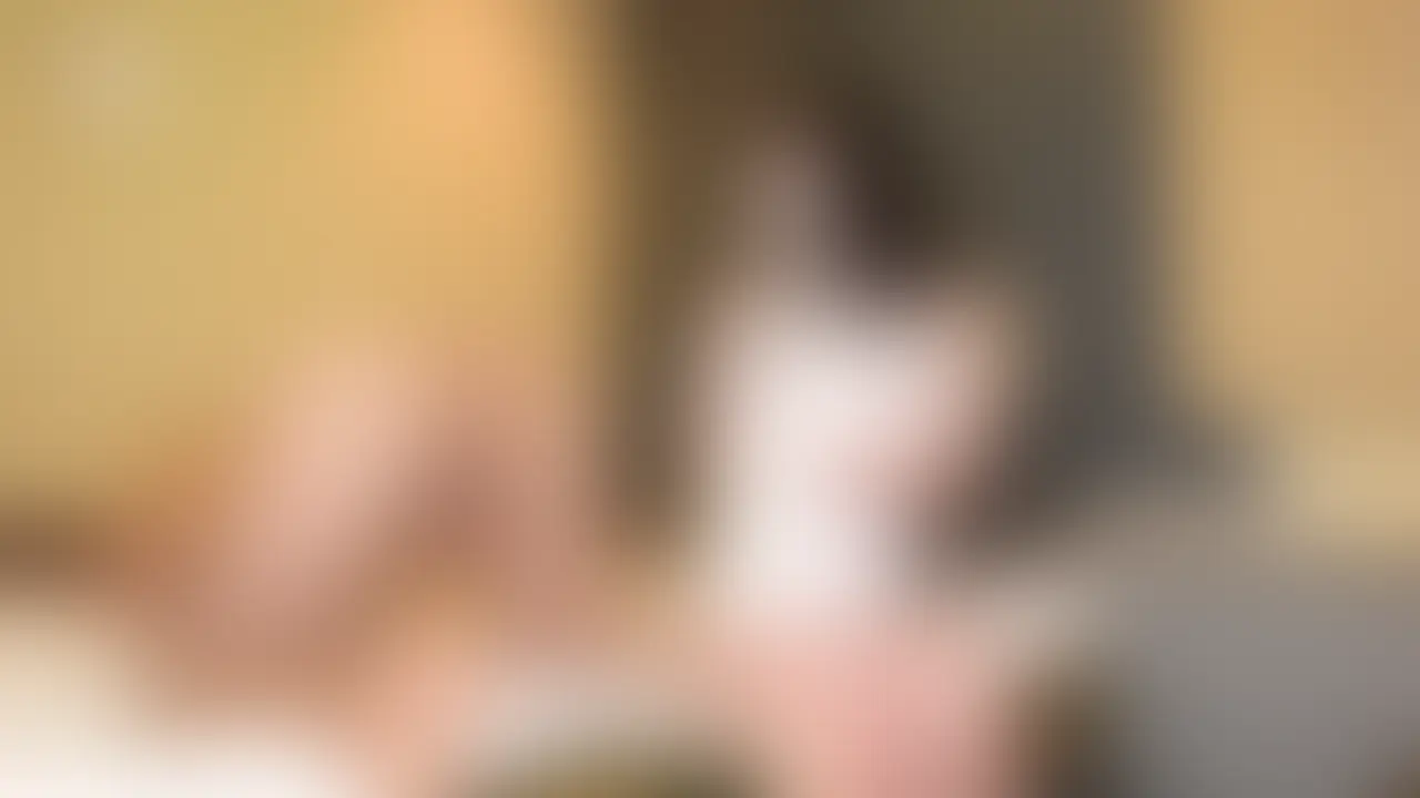 手コキマスターのマミの前立腺マッサージ＆手コキでＭ男瞬間射精

Ｍ男を音速の連続射精へと導く手コキマスターのマミちゃんが、
Ｍ男くすぐり性感マッサージからの電気アンマ、
そして手コキでＭ男を完敗させます。

そして手コキ連続射精のお時間です。
まずは四つん這いのＭ男をアナルホジコキでイジメます。
最初は小指だけ、お次は小指＆指の2本指をＭ男の肛門に挿入し、
コリコリと前立腺を刺激します。
「小指だけで気持ちいいの？」「中がウゴウゴ動いてる」などと言いながら
Ｍ男の敏感すぎる肛門内を掻き回しまくりです。

それからアナル用のおもちゃを肛門に挿入し、そのまま
金玉さわさわマッサージ、勃起ちんこシコシコ手コキを繰り広げるのです。
「ずっと我慢してたもんねぇ」とちんこをシコシコするのですが、
これがとんでもない気持ち良さなのです。
アナルにおもちゃが入っていることやずっと射精を我慢していたことが
相乗効果となってＭ男の股間に興奮刺激が集中してしまうのです。
手コキスタートしてからものの数分で異次元量のザーメンを
射精させられてしまうのでした……。

アナルホジコキで興奮大瞬間射精させられたい、
そんなアナル掘られ好き手コキ好きな
Ｍ男の貴方だけにオススメです。

1920*1080
12:28
959.6MB
.mp4 (2/2)