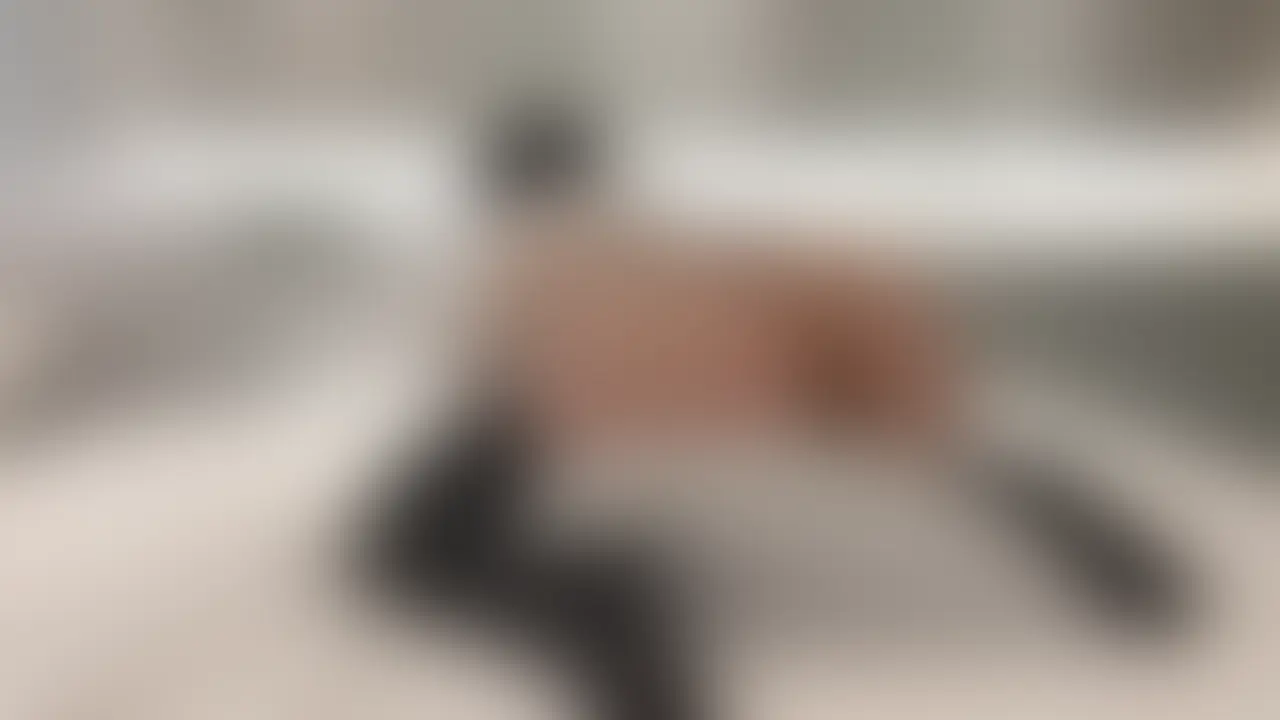 動画を見る前に、まずこの説明を読んでから楽しんでね🥺💓
今日は枕を君だと思ってぎゅって抱きしめながら、その上で一生懸命腰を振っちゃったの…。
お部屋の中、ちちの匂いでいっぱいになっててちょっと恥ずかしいけど/// これは遊びじゃなくて、君のこと想って夢中になっちゃってるの。
「好きな人にだけ見せちゃう恥ずかしい姿」だから、ちゃんと最後まで見てほしいな…💦
ちちのとろける表情もいっぱい撮ってあるから、君も一緒に気持ちよくなってね?🥺❤️ (2/2)