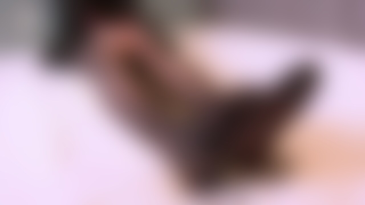 高身長フェチっこ弥めいパンスト脚すりすり接写くちゅくちゅオナニー
170cm高身長フェチっこの弥めいちゃんの、
パンスト脚すりすり接写くちゅくちゅオナニーです。
高身長だけあって、素晴らしい脚の長さです。
この黒パンスト美脚を眺めているだけでもご飯何杯もおかわりできそうです。
「普段パンストは履かない」とのことでしたが、生足、パンスト、どちらも最高級の美脚ですね。
最初はパンストの上からすりすり、
そしてパンストの中へと手を入れてのすりすりです。
股間の際どい部分へと指を走らせる場面は最高の眺めです。
「オナニーはあんまりしない」と本人は証言しているものの、
指でクリトリスを下着の上からイジイジするオナニーはまさしく興奮モノです。
しかもだんだん息も荒くなって声も出ちゃうんですからたまりません。
声が出ちゃっていることを本人に伝えたら「気のせいで〜す」と。
そのごまかし方もまた可愛らしいですよね。
パンストを履いた美脚すりすり接写鑑賞と
下着の上からまさぐるくちゅくちゅオナニーを至近距離で堪能したい、
そんなパンストフェチの貴方だけにオススメです。
1920*1080
14:23
1.11GB
.mp4
●本作品に登場する人物は○○○以上である事を確認しております。
●本作品に登場する人物はモデルであり、同意の上で撮影を行っております。
●二次利用・転売・転載等を固く禁止いたします。 (2/2)