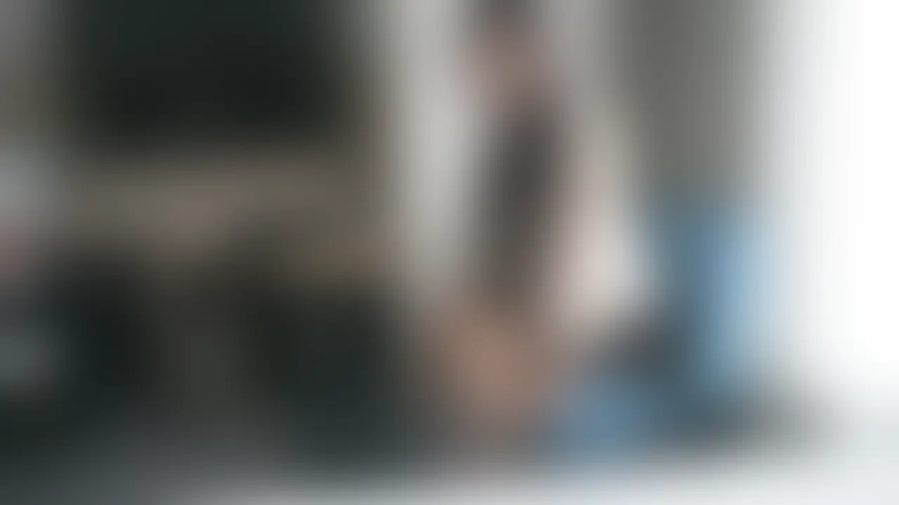 経験人数1人の女子大生が「彼氏とのえっちが10分で終わるんです」と3年以上付き合った彼氏とのえっちに限界を感じ密会(1時間44分)
「胸は触ってもらえるんですけど下を触ってもらったことはなくて。舐めてくれるのも4ヶ月に一回くらい」と話すのは大学4年生のMちゃん(23歳)。
某有名女子大に通うMちゃんは1年生の頃から塾講師として数学を教えてるんだそう。その塾の社員さんと付き合い初めて3年。
「夜の営み以外は完璧な彼氏なんですけど、、」と俯くMちゃん。最近は塾講師と並行してラウンジでも働き始めるくらい綺麗な子ですが経験はその彼のみ。
「えっちなことに興味はあるし職業柄誘われたりするけど、えっちが上手な人がわからないからする気になれないんです」と今まで誘われても全て断ってきたんだそう。
前戯もほぼなく入れてからもすぐにイッてしまう彼氏とのえっちは「彼の性欲処理のためにしてる」そうで、最近は断ることも増えてきてしまったんだそうです。
「彼氏に申し訳ない気持ちもあるけど人生一回きりという気持ちが7割」と言いながら会いに来てくれたのですが人生で一度もイッたことのないMちゃんがポテンシャルを思う存分解放。
「だめだ、もう絶対彼氏とじゃ満足できない。」と言いながら半同棲中の彼の元へ帰っていきました。 (2/2)