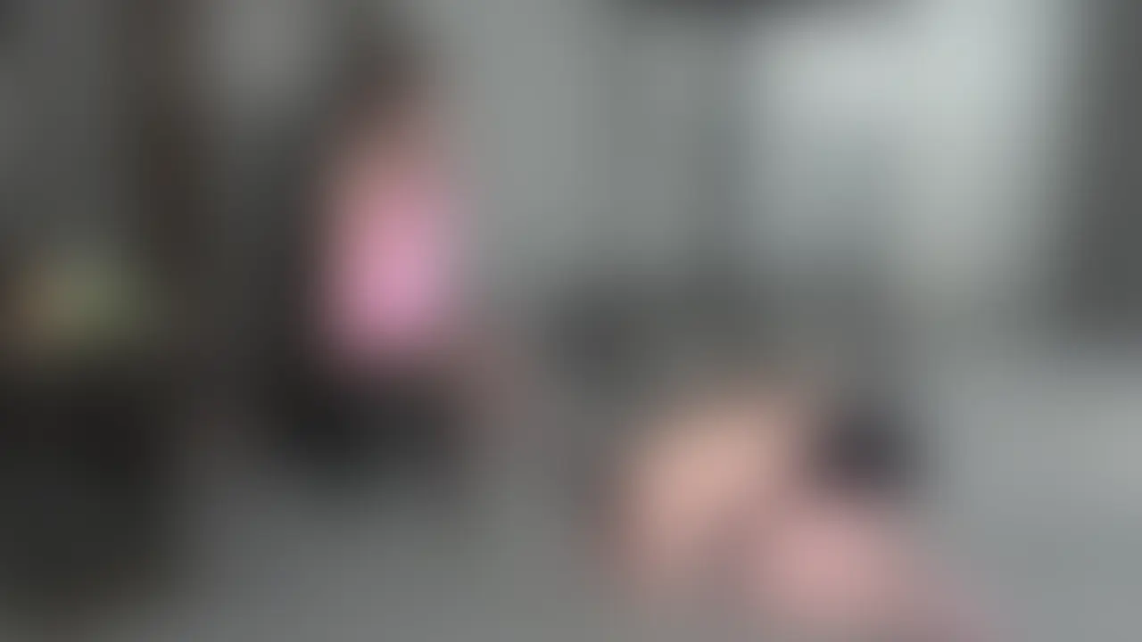 女王様のパンスト手コキ。


女王様は「ご主人様の足の臭いを覚えなさい」
と男を床に寝かすと蒸れたパンストを顔に押し当て臭いを嗅がせ、
足を口の中に突っ込み、両足で顔やチンポに乗って立ち全体重をかけ押し潰す。
そして脱いだパンストを使い、手コキを始めだすのであった。 (2/2)