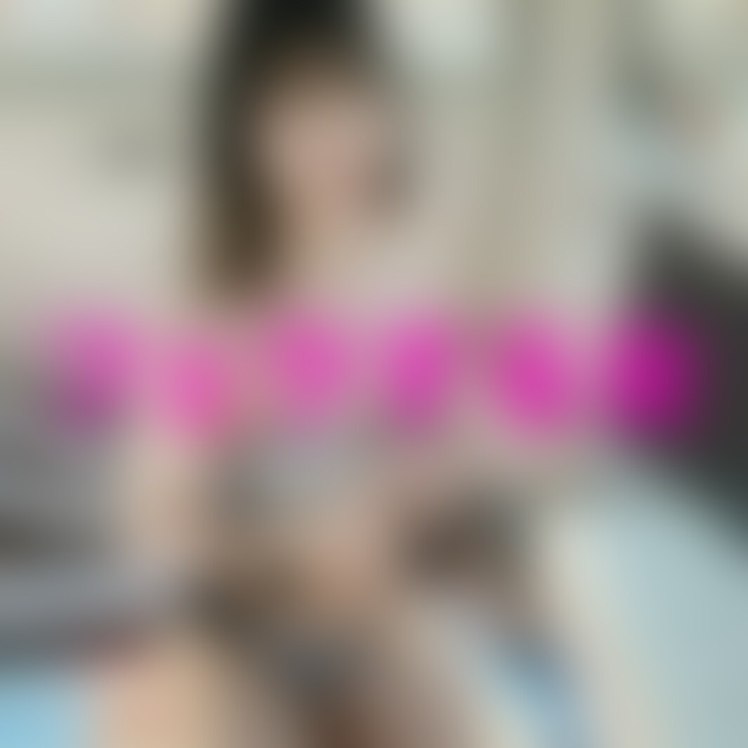 「元アイドルならではの透明感!ペロペロ車内フェラ!」
フェラする女 FSO-037
ひさしぶりに大ヒット!!(笑)
アプリでいろいろやってましたが、ヤバイお方がヒットしてしまいました。
こんなことってあるんですね。いやぁマジにやばいです!!
とあるグループの元メンバーとのことで、かなり有名なグループらしいのですが
ハッキリとほ教えてくれなかったですが、この透明感は、間違いないですね。
もちろんスタイルも抜群!!くびれがたまりません!プリッとした小ぶりのおっぱいも最高!
四つん這いになったときのお尻なんてエロすぎです!これだけで何回も抜けますね(笑)
まだそんなに経験がないらしくて、ぎこちないフェラなんですが、カリをペロペロとよだれを流しながら
一生懸命やってくれます。当方、ピンサロチックなお下品なフェラ(笑)に慣れてしまって・・・。
色々と教え込みたいですね。あの顔でじゅぽじゅぽとノーハンドかんかいいですね。
それからバックから挿入も捨てがたい・・・ってことを考えながら、
ちょっといたずら心が出てきて、(口内NGだったのですが)
口内狙いで発射!!!
驚いた表情もいいですね!最高です!! (2/2)