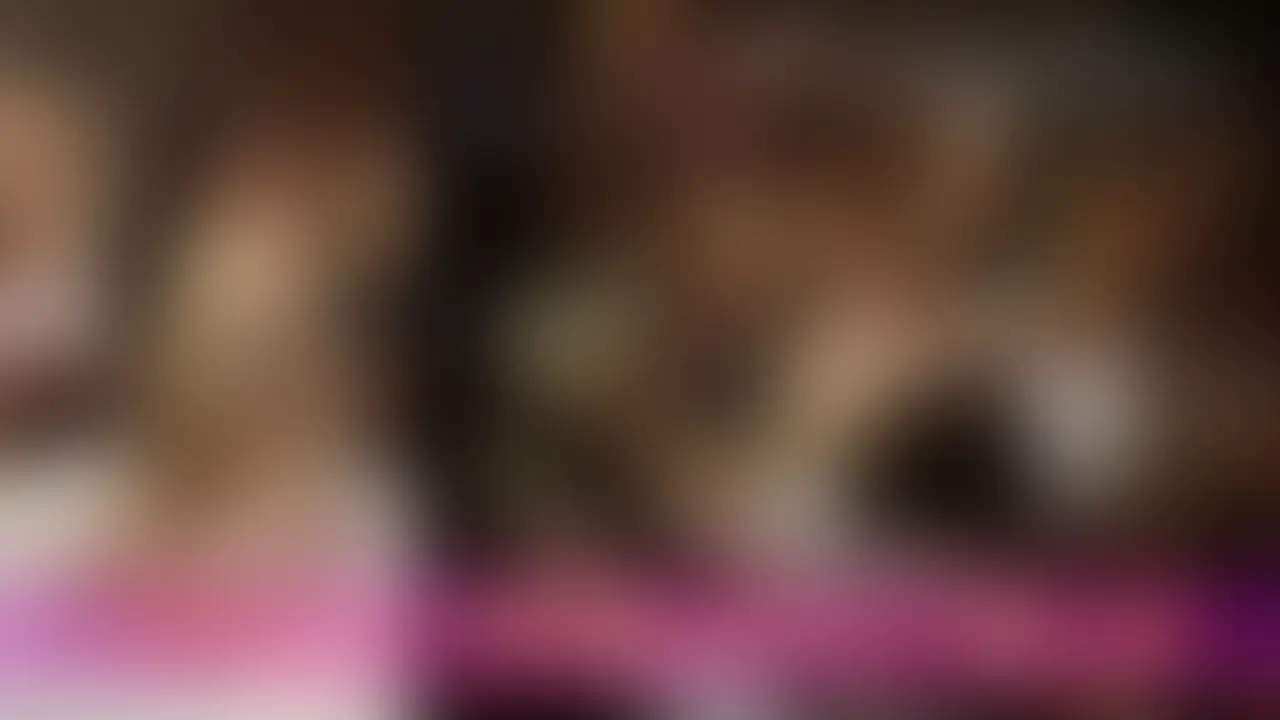 「大勢の男性に次々にセックスされる羞恥的なプレイ」 映像を見ていても怖いかも?と思いながらもドキドキ感が止まらなくて勢いで参加応募しちゃう女性も多いです。中には、私生活で色んなことがあって「もうどうにでもなれ!!」ぐらいの気持ちで参加する女性もいるのですが、実際にその場に来てみたら。「あれ?」 参加男性が優しすぎてビックリ!! それが楽しくなって1度の参加予定が月に1度の参加で2度、3度と続いて・・・。そんな女性も多いのですが、ほぼ3回参加される女性が多いです。私もハプニングバーに行っても3回行くと別の場所も行ってみたくなるのがあって、なんでしょうね。この3回って(笑) 変な前置きになりましたが・・・。
「遊びに来て」とお誘いするとすぐに来ちゃうM子ちゃんは♀くるみさん(OL)です。すっかり参加男性達の妹的なキャラクターになっちゃいました。でも、イヤイヤしながらも脱がされてセックスされるとアクメが止まらない。そんな強引なプレイも大好きな、くるみさんです。今回も大勢の男性にセックスペットにされて次々にセックスされていきました。 今回で8回目の企画参加です。 そして「りんかんすく~る」卒業宣言。今回が最後の締めくくりになりました。 小柄で明るい性格というのが印象的。kurumiちゃんファンの方、今回もコレクションしちゃいましょう。 (2/2)