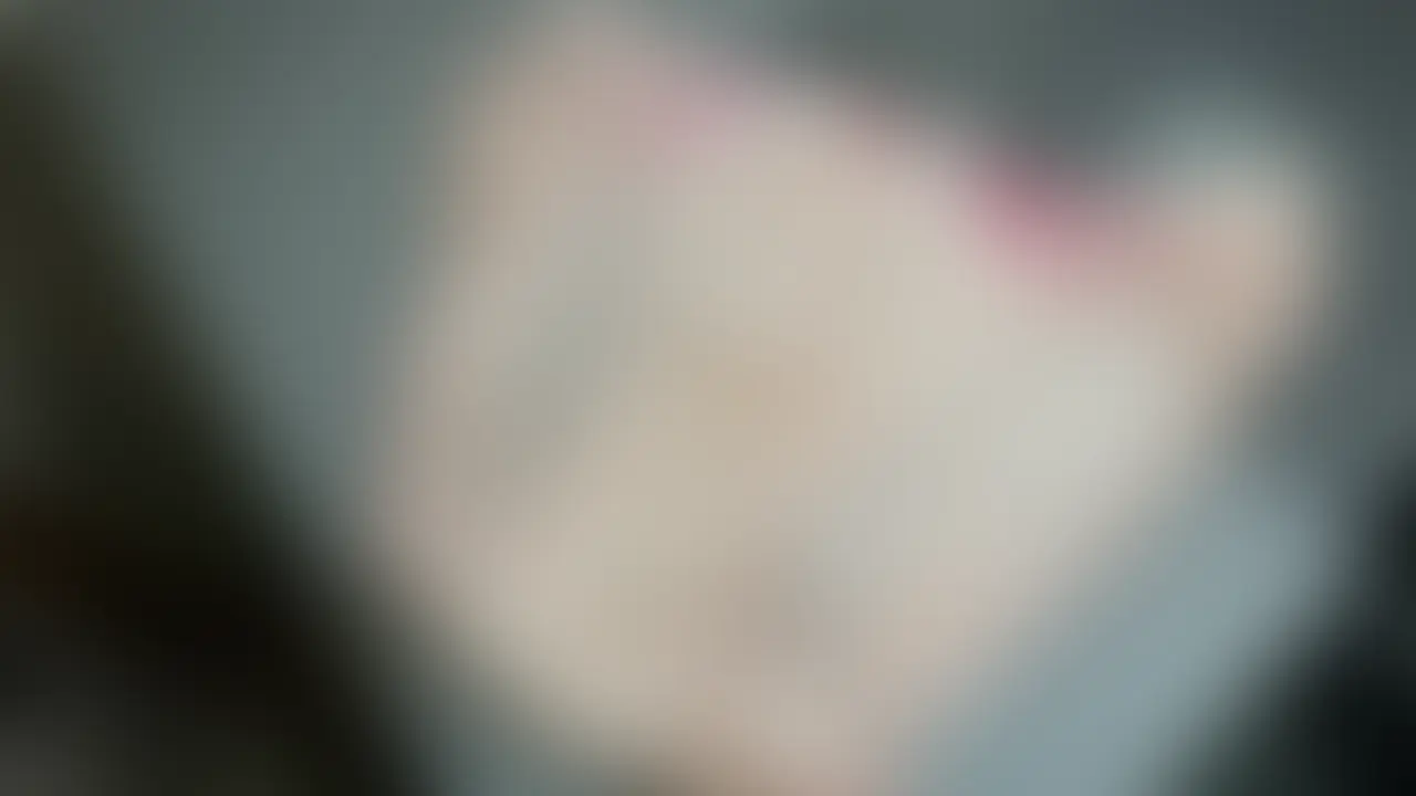 お肌ツルツルで可愛いめいちゃん。
男性社員に大人気の女子社員です。
めいちゃんは可愛いだけじゃなくて、みんなに優しいんです。
もちろんこんなに仕事も出来ないダメ社員の私にも優しい。
最近では私に一番優しくしてくれているような感じさえしています。
本当であれば嬉しすぎます。お礼をしなくちゃ!
誰もいない休日、女子休憩室に忍び込みめいちゃんの可愛いパンティーを拝借。ピンクのパンティーはめいちゃんにはよく似合いますね。
めいちゃんのきっと綺麗なオマンコが触れていたクロッチにはもちろん黄色いシミ。
めいちゃんの分身でもあるオシッコやオリモノが染み込んでるクロッチ。。。一度でいいから彼女のオマンコを舐めまわしたい。。。舐めまわして舐めまわしておじさんの肉棒を突っ込んであげたい。。。
きっと感じるはず。
めいちゃんとのSEXを想像しながら、彼女の可愛い下着に肉棒を擦り付けていきます。ここにめいちゃんが急に現れたら自分の欲望を抑えられないよ。。。その時はごめんね、、、、
めいちゃんの下着に自分の臭いをたっぷりと擦り付けて、最後は彼女のマンコが触れていたクロッチへドロドロの精子を大量にぶっかけ。。
今回も最高に気持ち良かった。
これからもこのパンティーを穿いて私に優しくしてほしいな。 (2/2)