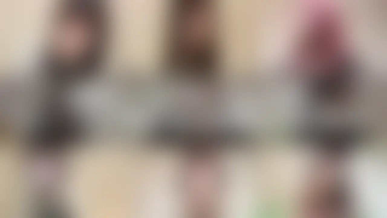最後ブチギレ!!美人携帯ショップ店員を全身ラッピング固定でマッサージ&無限くすぐり!!
今回のお客様:莉乃さん 23歳 携帯ショップ店員
【今回のプラン】
・脂肪除去クリームの説明
・ストレッチ
・紙ブラジャー、紙パンツに着替え
・ストレッチ
・脂肪除去クリーム塗布
・ラッピング保温
各ストレッチを終え、いよいよお楽しみの(笑)脂肪除去クリームを塗るために、紙ブラジャーと紙パンティに着替えてもらいます。
クリームを全身に塗っていきます。
そしてクリームを塗り終わると、全身をラッピングして固定し,保湿していきます。
ラッピングし終わったあとは、ドライヤーで全身を温めていきます。
ここで足の方だけクリームが取れてきているので、足裏にクリームを追加して塗りこんでいきます。
手で触れると「くすぐったい…」と、身体を捻る莉乃さん。
その様子がセクシーで、クリームを塗っているというテイで、足裏をくすぐっていきます。
声を出しながら全身をビクビクさせ、足をバタバタしようとする莉乃さん。
ラッピングしているので無駄です…(笑)
懸命に耐えている莉乃さんがとにかく可愛くて、余計にくすぐってあげたくなっていました(笑)
また仰向けにして全身の状態をチェックしていきます。
ずっとラッピングされた莉乃さんを見続けてきた僕ももう我慢の限界です…
チェックの際、おっぱいを揉んだり、乳首を指で刺激したり、これまで我慢してきた分が爆発してしまいました。
莉乃さんはラッピングしているので、身体を捻ったりすることしかできません。
それをいいことに、僕は莉乃さんの全身を堪能させてもらいました… (2/2)