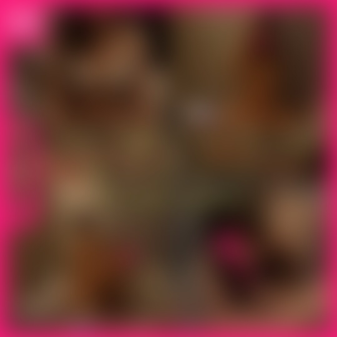 何気なくスマホをいじっていた妻・ゆりに、ちょっかいを出してみたら…そのまま交尾を撮影することに成功😍📹
最近、えっちな雰囲気になると嫌がるどころか、どこか嬉しそうな表情を見せる妻ゆり。
もしかして、エッチなことがだんだんと好きになってきた…?
普段は着ないエロかわいい下着を身につけていたんです…これは確実に誘ってる!?🔥
そうなると、ボクのあれもムクムクっと大きくなっちゃいますよね・・・。
なので、いやらしい下着姿でおちんちんをご奉仕してもらいます。
乳首の舐めあいっこをしたり、乳首なめ手コキをしてもらったり・・・
ゆりはおちんちんをしゃぶっているだけでおまんこが濡れてきます。
その濡れたおまんこをファンのみんなに見せつけるように、開かせクリをいじってあげました。
すると、やっぱり可愛い声で喘ぎます。
我慢できなくなったボクは、そのきつきつのおまんこにズブリ…
ゆりは騎乗位で、くねくねとやらしく腰を動かせるようになりました。(エロいので本編で見てください⚠️)
バックでは顔をゆがませて感じ、正常位では甘くおねだりしていました💗
「イっック…いやぁッでも、○○を起こさないように…」と必死に声を抑える姿がたまらなくえちえちです。
そんな、じぃじばぁばや○○○には絶対に見せられない姿を、本編でたっぷりお楽しみください😍✨
感想コメントも待ってます! (2/2)