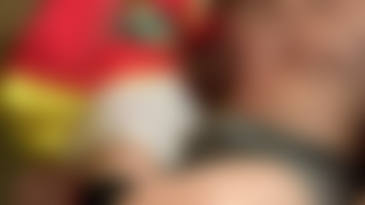 アイドルコスで手コキ！　またがって乳首なめさせてくれて大量射精！？

サテン生地衣装を楽しみたかったので密着度が高い体位での手コキです！太ももにまたがってもらっての手コキです。顔もちかくてとても興奮しました、、！

途中で乳首吸わさせてくれてめちゃくちゃ良かったです、、貧乳授乳手コキやばい！！ (2/2)