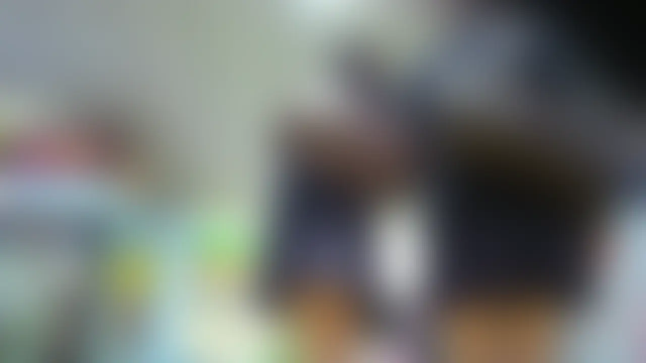 2人のミニスカKを駅構内で発見してしまいました
本当にバレたくないので複数人は本当に避けてたのですがお互いずっと話に夢中になってたのでこれならいけると思って追ってしまいました
もう我慢できなくなっちゃいました ひっそりと後を追いかけると純白と黒パンが目の前に広がりました
白黒が同時にみれるのは最高に興奮しちゃいます ムチムチお尻が黒パンを食い込ませて純白は膨らみが感じるくらいふんわりとしたお股とかわいいプリプリとしたお尻
本当に何度もシコってしまいました 満員電車だったけど もっと見たいもっと眺めたい この衝動が本当に抑えきれず 人混みの中強行突破
黒パンの子がしゃがんだ瞬間黒パンが目の前に丁度アップで撮れてしまって本当に強行突破出来てよかったです
超興奮しながらドキドキしてしまい こんなに可愛い子達、友達同士お尻とパンツを見れたと思うと本当にたまりません
是非見てみてください (2/2)