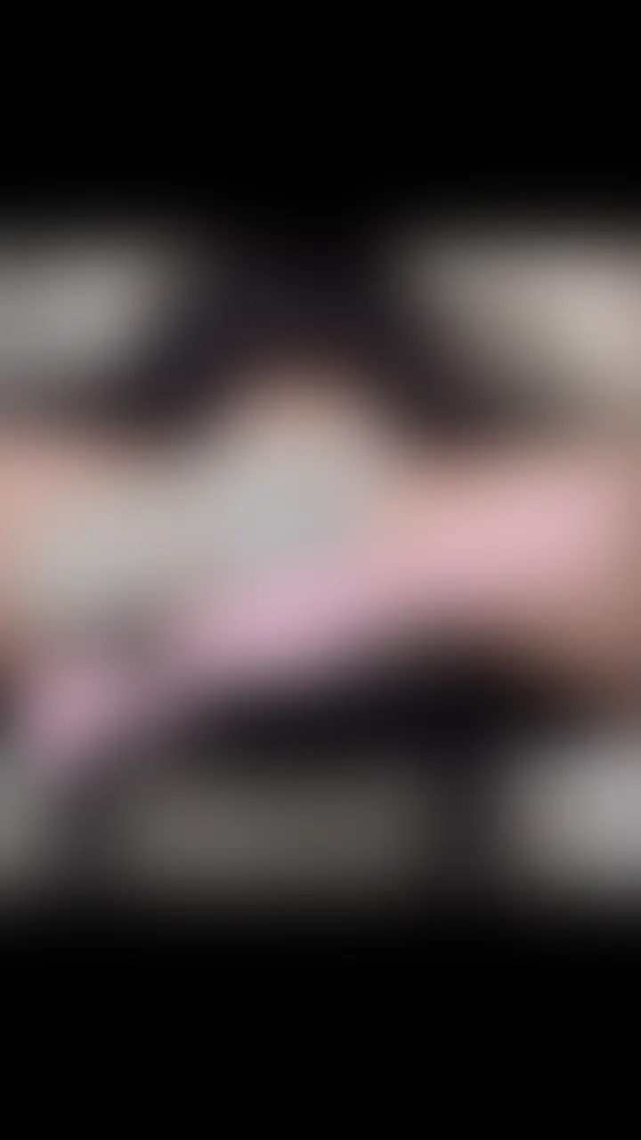 2025-10-2
[限界崩壊おしがまオナニー]
今回の動画は、緊縮バンドに足を固定されたまま「お風呂場に駆け込み、必死に我慢する」という企画。
「ああ、やばい…もう無理…」って泣きそうになりながら、それでも「出さないよ…」って意地を張るんだけど、滲んできて限界突破。
最後は恥ずかしさと快感に震えながら制服のまま放尿しちゃいます💦
-------------------------------
[Pushing the Limits: Urge-Holding Masturbation]
This video features a scenario where she dashes into the bathroom with her legs bound by tightening bands, desperately trying to hold it in.
“Oh no... I can't hold it anymore...” she whimpers, on the verge of tears, yet stubbornly insists, “I won't let it out...” until the pressure seeps through and she breaks her limit.
Finally, trembling with shame and pleasure, she pees herself right there in her uniform 💦 (2/2)
