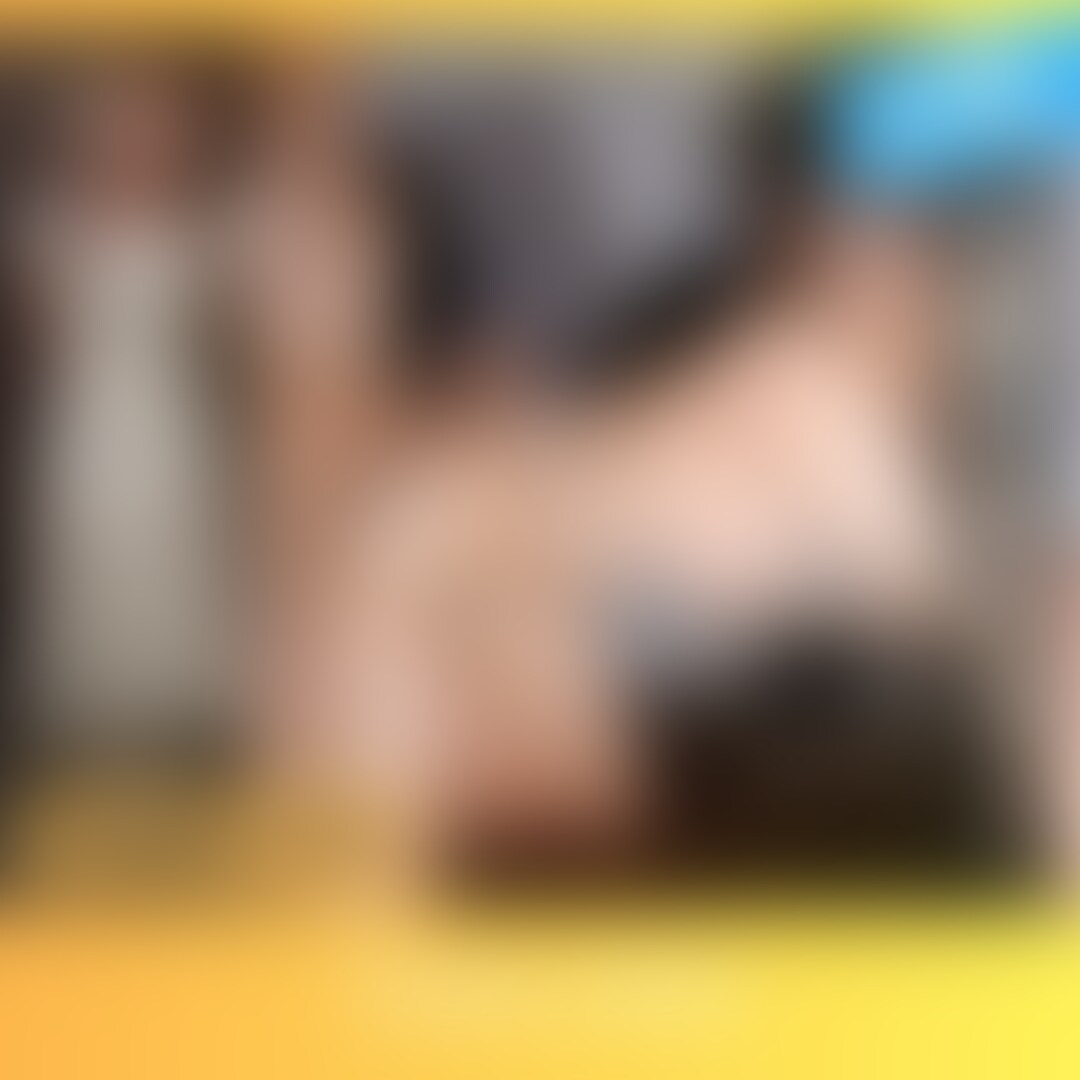 F乳の人妻さんが今年結婚したばかりなのに、「私かなりのMなのに旦那もMで・・中イキを教えてください」と施術依頼がありました。

ーーーーーーーーーーーーーーーーーーーーーーーー
見ていただきありがとうございます！編集の励みになるので、ぜひいいねをタップしてから見てください🙏
ーーーーーーーーーーーーーーーーーーーーーーーー

普段はデザイナーとしてデザイン会社で働いている奥さんですが、新婚なのに夜の方が合わなくて、
いつもマッサージ系のAVをおかずにしているとのことで、思い切ってオファーをくれました。

気持ちよくないわけじゃないけど、中イキはしたことないと言っていましたが、、
施術でどうなってしまったかは本編で確認してください。

待ち合わせのホテルのロビーで合流した時は、フリフリのワンピとヘアアクセがかわいらしい雰囲気の若奥さんでしたが、
話を聞いてみるとドMだったり、ハード目なAV見てたり、後半はずっとオホ声だったりで、会う前に想像していたのとかなりGAPのある時間になりました。

奥さんの希望に沿って、ちょっとハード目に施術しているので、好きな方だけぜひどうぞ。

※今回も家庭のある方なので、急に削除する可能性があります。公開停止になる前に早めに楽しんでください。

本日から2日間（11月5日21時まで）単品購入価格が通常より500円安い1900円になります。
気になる方はこのタイミングで是非どうぞ。 (2/2)