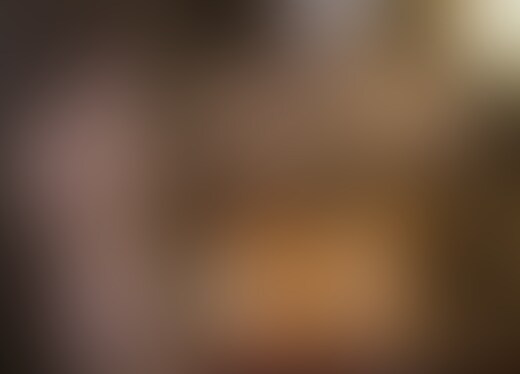 この子は20歳前後の女子大生の方でした。

アイドルのような整った顔立ちにスレンダーなスタイルをしております。

まずはいつも通り背面をオイルたっぷりでマッサージしてあげます。

座らせて後ろから入念にお胸のマッサージ。

小ぶりのキレイなお胸の乳腺に沿って揉み上げるように触れてみると、若干動揺した表情をされておりましたが特に何も言ってくることはありません。

ゆっくりと下から持ち上げるようにして乳房を揉み上げ、自然と乳首に指を滑らせて行きます。

コリコリに硬くなってきた乳首をキュッと摘まんであげると、身体をよじらせながら吐息が荒くなり、微かに喘ぎ声のようなものが漏れ聞こえてきました。

何か言いたげな様子でしたが、私のマッサージの効能を聞いて素直に受け入れてくれる純粋な心をお持ちです。

鼠径部の際どい部分に指を這わせてマッサージしてあげながら少しずつ指をアソコに近づけていきます。

「ちょっとくすぐったいです…」と少し抵抗を感じている様子でしたが、股関節は身体の体重を直に受ける部分ですので入念にほぐしてあげなければなりません。

徐々にウットリとした表情に変化していき、中心部に近くなっていくにつれ切なげな声を漏らして感じているみたいでした。

股関節をマッサージしつつ軽くアソコも撫で上げながら、紙パンツの中に手を突っ込んで両側から包み込むようにねっとりと鼠径部をマッサージしていきます。

「あっ…ちょっとヤバイかも…」と切なげな声を漏らしながら、中心部にゆっくりと触れてみると既に溢れ出さんばかりに愛液が滴っておりました。

濡れてしまっていることを指摘してあげると、恥ずかしそうに「あの…すいません…」と謝りながらもさらに愛液が溢れ出してきます。

オイルと愛液でヌルヌルになっているクリトリスにそっと指を這わせて優しく擦ってあげると、我慢できなくなってしまったように身体をビクビクぁ鋻応させながら激しく喘ぎ私の指使いを楽しんでいるようでした。

膣内を指で刺激しながら同時にクリトリスを擦っていると、「あぁ…ちょっと…我慢できない…イク…！！」と身体を大きく痙攣させながら絶頂に至ってしまったようでした。

彼氏がいると言っておりましたが、身体は快楽には勝てないものです。

大きく息を吐きながら快楽の余韻に浸っている彼女の唇に優しくキッスしてから私のビンビンに勃起している股間を触らせてあげます。

何度も絶頂してすっかり理性を失ってしまったのか、目の前に差し出された男気溢れる○○○を欲しがるようにぱっくりと咥え込んでしまいました。

ここまできたら私も最後までお付き合いしなくてはなりません。

「えっ…挿れちゃうんですか…？」と少し動揺されていたご様子でしたが、ギンギンの○○○を膣奥まで侵入させてあげると「あぁ…！気持ちいい…！気持ちいいです！」と素直に感じてしまっておりました。

膣奥に亀頭を擦り付けるようにじっくりとピストンしてあげると、スレンダーな身体を激しくよじらせながら「ダメ…イっちゃう…！イクイクイク！」と快楽の渦に飲み込まれてしまっているようです。

バックや騎乗位でも激しく突き上げてあげると淫らに腰をくねらせながら何度も快感を覚えてしまい、「彼氏より気持ちいいかも…」と背徳感を感じながらも私の○○○をたっぷりと楽しんでいただけたみたいでした。

私も彼女の乱れ具合に興奮してしまい、最後は正常位でお恥ずかしながら大量の精子を彼女の身体中に発射してしまいました。 (2/2)