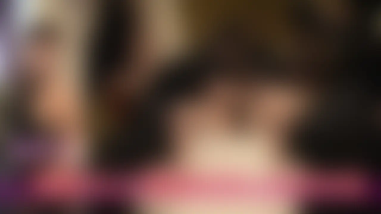 「ひとりの女性を大勢の男性で次々にセックスしていく性の遊び」 今回、こんなプレイに応募して頂いたのは、♀さとさんカップルです。 企画初参加から3ヶ月目、今回、2回目の体験です。1度目は彼氏さん同伴での企画参加でしたが今回は、彼氏さんの同伴無しで彼女さん単独での参加です。彼女さんさんや奥様にそんな行為をさせることで「刺激的なプレイを体験させたい」そんな実体験を公開させて頂きました。 今回の参加男性は13名。企画という限られた時間、90分間ではありますが男達13人+スタッフ3名で16人の男達が居る部屋に女性は1名だけという状況です。そんな場でこれから男達が興奮して女性を抱いて楽しんでいきます。男性がセックスできる1人当たりの時間は少ないものの挿入して射精しそうになったら我慢せずにそく射精。復活する男性なら2回目、3回目と挿入していく場合もありまして、90分間とは言っても20挿入近く行われる事が多く、女性は男達に囲まれて次々の男達に回されているというM女チックな感情は凄く受けると思います。 エッチな願望はあるけれどリアルに体験するのは怖いし・・・。性病や避妊、ストーカー行為。もしもそんなリスクが無い状況で体験できたなら?そんな希望で参加応募される女性の方が多く、性的経験も普通のセックスのみで男性1対1以外は経験が無いという方がほとんどです。 今回も大勢の男性のセックスに使われていきます。じっくりと見てください。 (2/2)