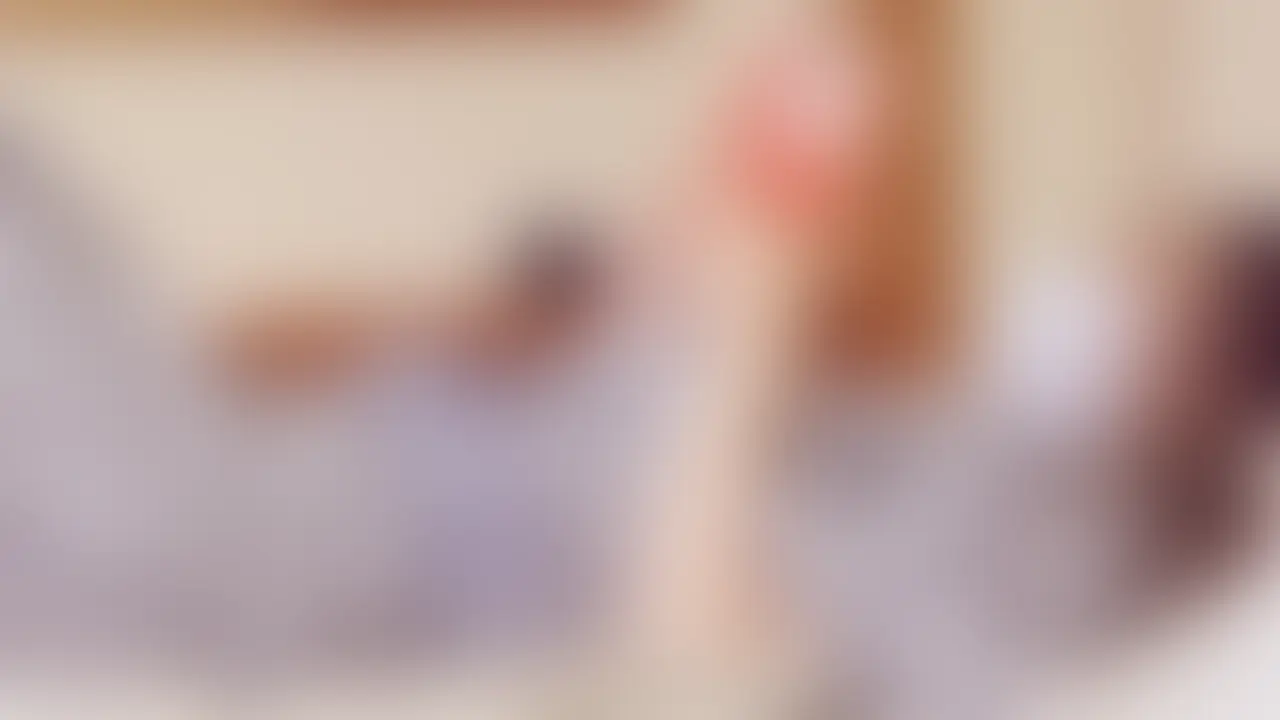 [yuna 妄想#013] 浴衣のすそが揺れて、ふと見えた素肌


yunaは、大学の合宿で都内の古民家に滞在中。
みんなはまだ練習中で、部屋には自分しかいない。
ふと落ち着かない気持ちになって、そっと髪を整え、正座をしてみる。

あの人が、もしこの襖を開けたら──
きっと何も言えずに、うつむいてしまうかもしれない。


…もしかして今、あの部屋で、ひとりで淫らなことをしてるのかもしれない。


合宿先の和室で、彼女はそっと腰を下ろしていた。

浴衣の合わせ目がふわりと開き、膝から太ももへと、肌がこぼれる。
それに気づいているのか、いないのか——
うつむいたyunaの頬は、ほんのり紅く染まっていた。

「誰も見てないはずなのに……」
そう思いながらも、どこか落ち着かない仕草。
彼女は何を思いながら、あの場所で座っていたのだろう？

これは、和室という非日常のなかで交錯する、
静かな妄想のひととき。 (2/2)