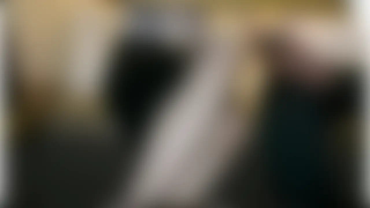 ここからはあえて私は部屋を出て2人っきりにしました。
実はSっ気のある方でして、妻の反応を確かめながら大胆な行動になってきます。
長い間女性とのお付き合いもされていませんし、接触も何十年ぶりとの事。
男性の小指でいじられて感じている妻の脚の動きがリアルで興奮しました。 (2/2)