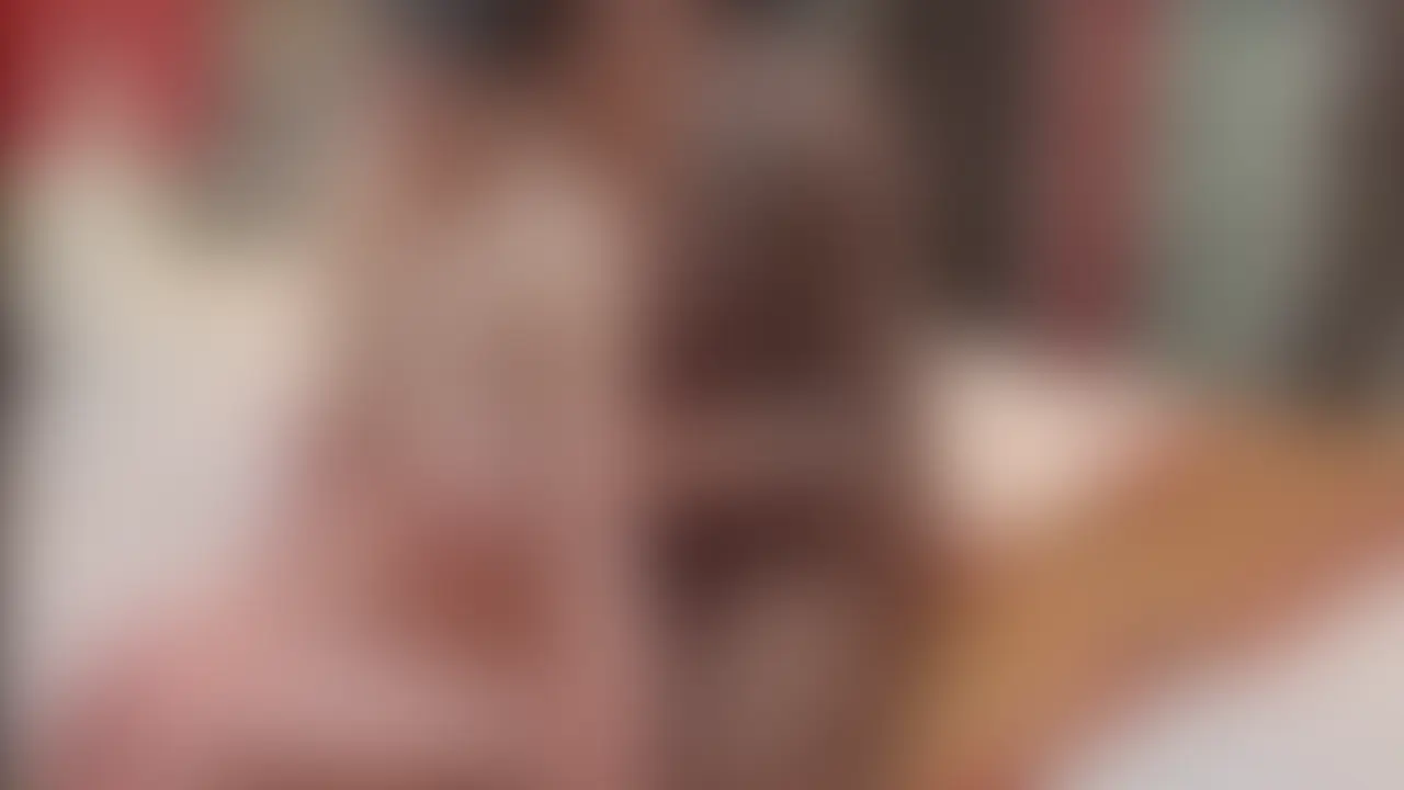 【変態巨乳の人妻に目隠し調教。乳首いじりにバイブ攻め、最後はバックで生中出し】
別角度Ver.です。

以前投稿した元動画はこちら👇
https://myfans.jp/posts/30cbbf8e-a2cc-424a-a5ed-fb08e7651636?utm_medium=referral&utm_source=share&utm_campaign=post_share

いつも変態人妻のミカさんにいじめられてしまっているので今回はこちらがミカさんを攻めていきます。
まずは目隠しさせて視覚情報を奪い、しっかりと身体で感じてもらえるようにセッティング。
乳首から遠いところからゆっくりとおっぱいを揉みこんでいき乳輪も優しくいじっていきます。そろそろ乳首かな。と思わせておいてそれでもまだ乳首はいじりません。何度も焦らして我慢の限界に到達させてから乳首を攻めていきます。
限界まで耐えた状態で乳首をするといつも以上に感じててエロいです。
加えて電マも使いイキまくらせます。何回イってますか？皆さんも数えてみてください。
乳首をいじくり回した後は下もいじめていきます。
ちんこ型バイブに熱くなるローションをたっぷりと縫って中も温めていき感度を抜群の状態まで仕上げます。
挿入を懇願するほどになればもう完成です。
あそこはぐちょぐちょ。脳内はちんこのことしか考えられない状態でしょう。
いきのいいまんこに対していきなり挿入して激しく動くとこちらもひとたまりもないのでまずはゆっくりと動かして徐々に慣らします。
感覚が整ってきたら攻撃開始です。
相手の意向など関係なくこちらがやりたいように好き放題動かします。
肩をつかんで、腕を引っ張って、奥に突きさして、変態人妻はなんでもいうこと聞いてくれる状態になっています。
見どころはバックで激しく突いているときに揺れまくるHカップの巨乳です。
ハイライトですのでここだけでも是非観てください。
最後はこちらのタイミングで中に大量中出しフィニッシュです。
マンペこきながら精子垂れ流すまんこの卑猥さが素晴らしかったです。 (2/2)