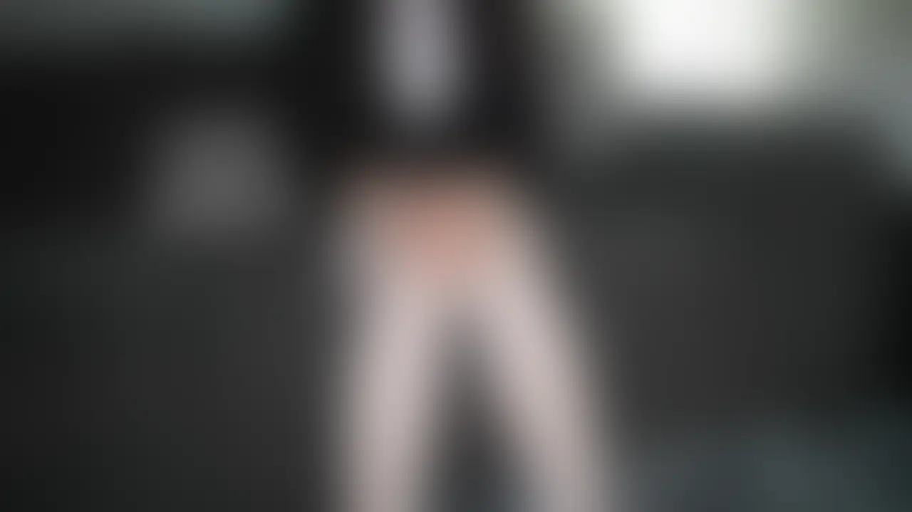 【目隠しのみ】Kカップボディーの爆乳先生に生中出し。
Kカップという聞いたこともないおっぱい先生が出勤終わりに裏垢男子のギンギンちんぽ求めて会いに来てくれました。
初対面で会った時から、服の上からでも分かる爆発寸前おっぱいとタダならぬ色気で魅了しにきた先生。
普段、学校では真面目に働いている先生が、こんなにも乱れる姿は本当に変態過ぎました。
テクニックも締まりも凄かったので、子宮の奥で爆発しちゃいました。先生の事を好きな生徒さんには申し訳ないです、、、 (2/2)