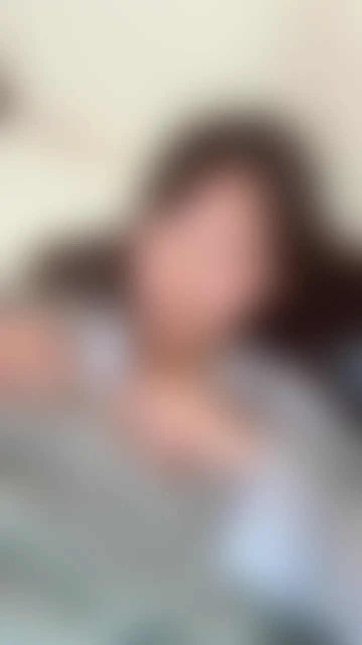 朝フェラ➡︎我慢できずにそのまま生ハメ中出し
【はじめての主観えっち】
限定✨完全顔出し版はこちら♡⇩
https://myfans.jp/posts/170eca00-5872-491d-9748-94d6bdd95760
今日は新たな試み
主観動画、疑似えっち
イメージ動画?ともいうのかなっ
まるで恋人同士の気分で
なーなとえっちしてるような…
そんな動画にチャレンジしてみたよ🙈💗
「ん、、おはよう、、、♡」
朝、ベッドで起き抜けにイチャイチャ
むくむくっ
朝勃ちのおちんちんをペロペロ…
じゅぼじゅぼ…
お口に含んでいたら
あそこもウズウズして
そのまま欲しくなって
朝からえっちまでしちゃいます////
今回、全編ほぼフルヌード
ゆれるおっぱいが恥ずかしいよ~😣
フル19分
・だいすきプラン→口元・雰囲気まで
・らぶプラン→完全顔出し
初めての試みで撮影難しかったけど
イチャイチャ、らぶらぶ💕
頑張って撮ったよ///
彼氏さんの目線で…
私の感じてる顔や揺れるおっぱい、
ぐじゅぐじゅ出し入れの音、
中出し後のおまんこ…
全部すごく恥ずかしいけど
ありのままの私を見てほしいです
今日は大丈夫な日だから
ゴムはつけないで、そのまま…ね?///
*見どころ*
▪完全主観動画
▪もうセックス
▪クロッチみせ
▪ほぼ見えドアップ挿入
▪らぶプラン➞完全顔出し
▪中出し後の精液トロトロおまんこ
ありのままの私を沢山感じてね🙈💗 (2/2)