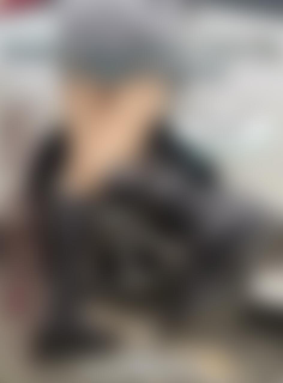 ブーツ女子が車内でM男を誘い弄ぶ・・・
多数ご要望があったロングブーツでM男君を我慢できず車内で堪能しちゃいました♡
たくさん歩いて足裏が汚れたブーツで足コキをしフェラで綺麗綺麗にしてからムレムレルーズとブーツのセットで足コキ❤︎
車内が蒸れたルーズと足臭で充満する中乳首を摘んだりくりくりしてブーツにぶっかけさせました╰(*´︶`*)╯♡ (2/2)