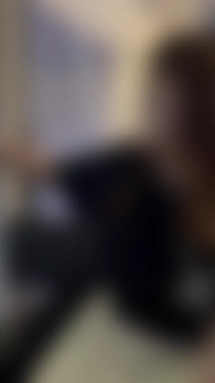 "完全顔出し"バスケ部Eカップ美少女◯Kと2回目の密会。今回は横浜のみなとみらいでおしゃれデートしてきた。
本編4時間02分
(注)購入者は期間終了後も"顔出し"視聴可能です
【詳細】
昼過ぎ、横浜駅で待ち合わせ。バスケ部◯Kちゃん、制服の上に薄いカーディガン羽織ってて、可愛すぎて遠くからでもすぐ分かった。「お待たせ〜」って笑顔で手を振ってくるの可愛すぎて即ドキドキ。
まずは観覧車乗って、みなとみらいの景色見ながら「試合の話」とか「好きな選手」とかバスケトーク。彼女、Eカップの胸がカーディガン越しでも存在感あって、横目で見るたびに理性揺らぐ。
そのあとカフェでケーキ食べながら、恋愛観とか「先輩ってどんなタイプ?」とか聞かれて、照れながら答えてたら手握られた。夕方、ホテル入る前にもう一回観覧車乗って、夜景見ながらキス。
部屋着いたら「今日はゆっくりしよ?」って彼女から抱きついてきて、制服脱がせたら白い下着にEカップがぷるんって。そこから2回目の密会らしく恥ずかしさゼロでイチャイチャ。帰りの電車で「また来週ね」って連絡が来て、もう次の予定を立ててる。最高の土曜日だった。
🎁🎁🎁プレゼント企画開催中🎁🎁🎁🎁
激シコ人気動画ハイライトシーンTOP50のダウンロード動画を抽選でプレゼント🎁
この投稿に
・いいね
・ブックマーク
・今まで購入いただいた動画の中で最もエロいと思った動画のURLとエロいと思った分数(10分30秒目など)をコメント
していただいた方に抽選でプレゼントDMさせていただきます。フォロワー限定なのでフォローも忘れずに。
⚠️締切は10/30までになりますのでご注意ください。 (2/2)