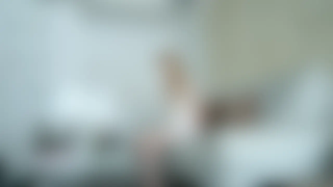 小柄な彼女が、くすぐったさと快感に震えた 性感パウダーマッサージ
前回の体験から「またお願いしたい」と来てくれたゆまさん。
小柄で可愛らしいけれど、芯のある大人の雰囲気を纏っている。
胸元から始めたパウダーマッサージは、くすぐったさに笑いながらも、太ももや鼠径部に触れるにつれて甘い吐息に変わっていく。
脇や背中をくすぐりながら、じわじわと感覚を高めていくと、四つ這いでのクリ刺激で今日最初の絶頂。
自らグッズを当ててオナニーに没頭し、そのまま挿入へ。
バックから寝バック、吸引グッズ、正常位…連続で震えながら果てていく姿に、前回以上の素直さを感じた。
彼女自身が解放されていく過程をじっくり収めた一作。
収録 : 約43分 (2/2)