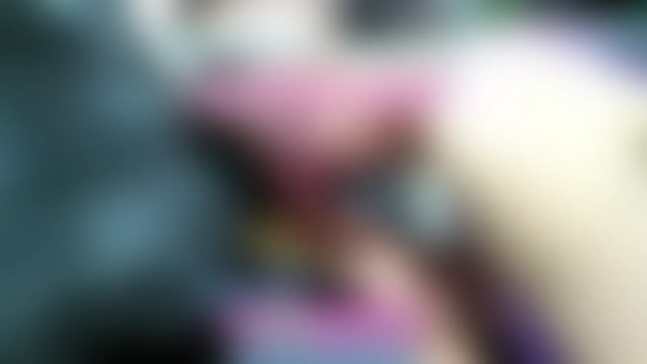 横から見てみたら、とってもエロかった💕
こんなフェラに耐えられる❓
リモートワーク中って…誘惑したくなっちゃうの。
資料作ってる姿を見てたら、ムラムラしてきたー♡
ブラトップ姿で「ねぇ、ちょっとだけ♡」って甘えながらフェラ開始。
今日も“フェラパンツ”履いてるんだから…期待してたでしょ(笑)って
邪魔しちゃうけど、いいよね?
「ほら、仕事中でも…気持ちよくなっちゃう♡」
誘惑フェラで集中力奪っちゃうんだから👅 (2/2)