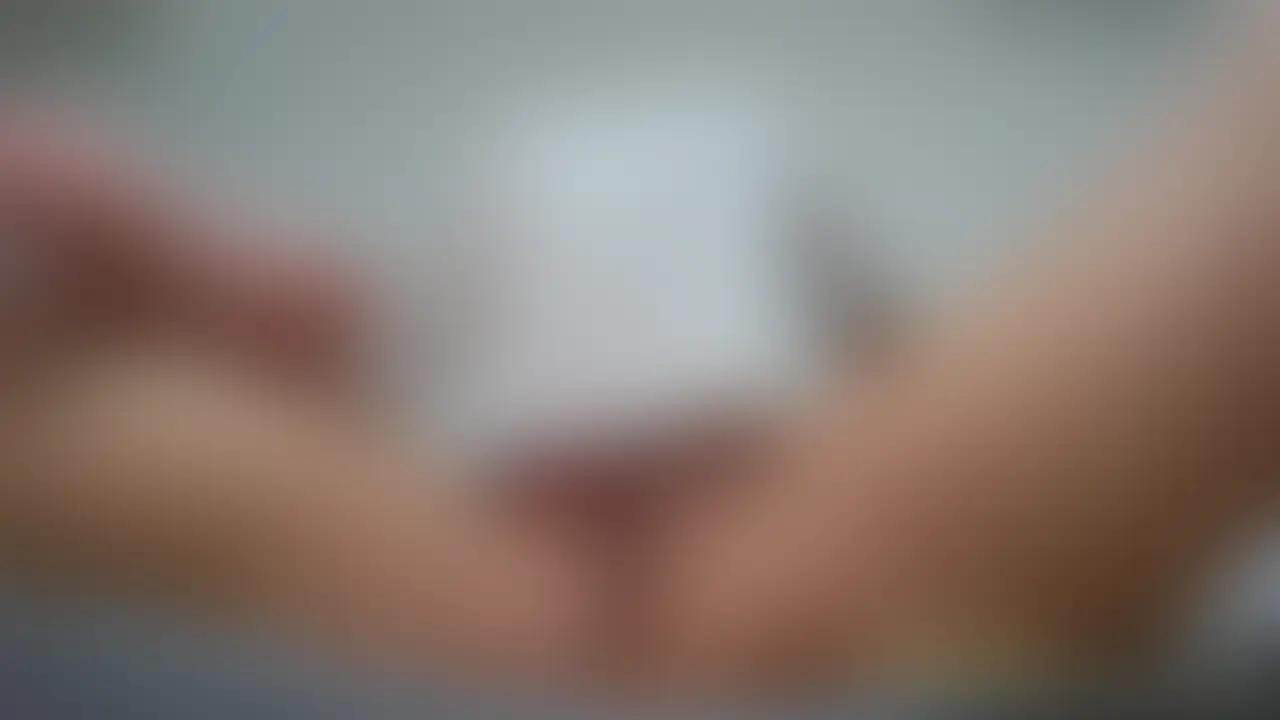 腰をゆっくり沈めるたび、とろ〜っとマン汁が溢れ出す…💦
下からのアングルで覗くのは、濡れきったアソコと腰の淫らな動き👀
じらすように動くたびに、いやらしい音とともに絡みつく熱い粘膜…。
全部、奥まで見えてる。今夜も一滴残らず搾り取ってあげる💗 (2/2)