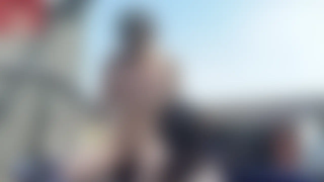 【細身巨乳な人妻と不倫旅行。露天風呂を楽しんでたらお互いムラムラして中出しSEXしました】
別角度バージョン
ミサさんと久々の温泉旅行。早い時間に着いて貸し切り風呂に一緒に入ることに。
脱衣所でミカさんが服を脱いでいく姿がエロくて、その時点で僕はセクロスする気満々でしたがどうやらミカさんもいつもとは違う環境でのセクロスを楽しみにしていたようです。
最初はまったりと入っていたのですがミカさんが乳首やちんこをさわさわしてきたので始まってしまいました。
ミカさんのエロボディに付着した水がエロいです...そんな身体で全身をペロペロしてきたかと思えば濃厚なフェラをされて一瞬で勃ってしまいました。
ミカさんもそんなチンポに反応して自ら挿入してこようとします。
いつもでは絶対にしないであろうすごい体勢で挿入することに!この体位は名前あるんでしょうか...
そのまま二人で密着して挿入を繰り返しました。
最後はバックでエロい背中を見て興奮が抑えられず我慢することもなく全部膣奥に出させてもらいました。 (2/2)