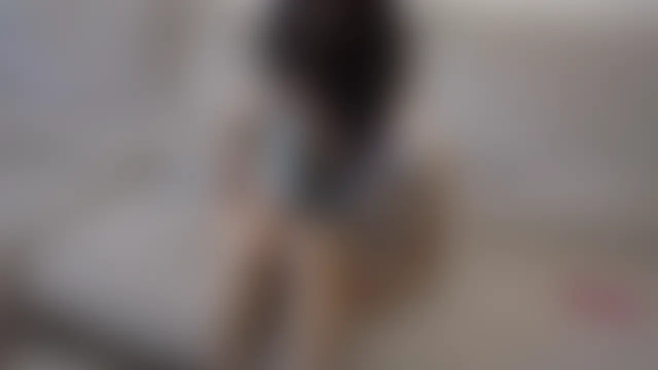 【顔出しあり】首締め絶頂&踏みつけプレイ 巨乳ドM妻のハードバチボコ中出しNTR
ソファの上に横たわると、すぐに容赦ない調教が始まります。
巨根で奥深くまで突かれながら首を強く締め上げられ、足で踏みつけられ、バイブなどのおもちゃで同時に責められる…。
「苦しい…でもイッちゃう…!」と声にならない喘ぎを漏らしながら、大きなおっぱいを激しく揺らして何度も絶頂を迎えてしまいます。
興奮が高まるにつれ、踏みつけプレイでさらにマゾっ気が加速。
巨根の激しいピストンと首締めが交互に襲いかかり、目が虚ろになり涎を垂らしながら完全にイキ狂う姿を顔出しで収録。
最後は子宮の奥にたっぷりと中出しされ、フォロワー28万超えの有名ハメ撮り師のテクニックに心も体も支配されていく…。
家庭では絶対に見せられない、私の本気の真性ドMな姿と、子持ち人妻がNTRの背徳の中でバチボコに調教されていく濃厚でハードなセックスを、たっぷりお楽しみください。 (2/2)