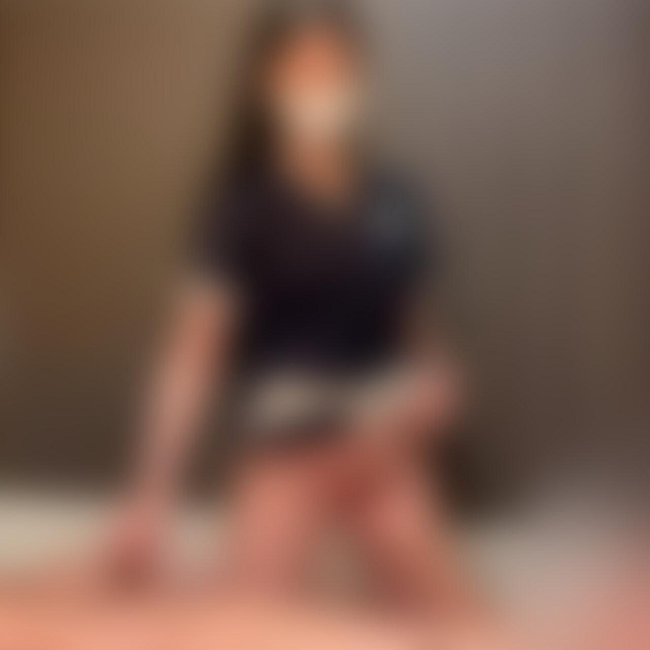鶯谷激安オナクラ 瀬名彩音（24歳）手マンオプション 8回目
┈┈┈┈┈┈┈┈┈┈┈┈┈┈┈
🙏みなさまにお願い🙏
「いいね」をたくさんもらえると投稿頻度を増やす励みになるのでぜひ♡を押してください！
┈┈┈┈┈┈┈┈┈┈┈┈┈┈┈
風俗嬢と付き合いたい、どうもゆってぃです。

鶯谷にある一発3,000円の激安オナクラ店で瀬名彩音（せなあやね）さんを再度指名！

▼前回の動画
鶯谷激安オナクラ 瀬名彩音（24歳）パイズリオプション 7回目

今回は、僕が苦手な手マンオプションですｗ 経験が多くないので自分が責める系は苦手なんですが、瀬名さんの膣内を触れる唯一の正規オプションということでやってきました。

こんなきれいな女の子の身体の中を直接さわれるなんて素晴らしいと思いませんか…！

どういう触り方が好きなのかを聞いたら「クリめっちゃ好きだから、そこをさわさわされるとやばい」とのことでした。瀬名さんはクリ派みたいです。

オプションに入り、制服をたくし上げると眼の前に瀬名さんの黒いパンツが。目と鼻の先にパンツがあるので甘い香りがしてきて興奮がやばいです。

まだ触って間もないのに「めっちゃ触り方うまいねｗ」と褒められるも「いやいや！」とすぐ否定してしまいましたｗ

パンツの上からじっくりクリを触ったあとに、パンツを脱がせていざ直接！瀬名さんのおま○こはしっかり脱毛されていてツルツル＆フワフワでした。

クリが好きと言ってたのでクリばっかり責めていると「んっ…んっ…」という瀬名さんの吐息が。準備良いかな、ということで、今度はついに瀬名さんの中に。

一応ローションをつけて触ったのですが、必要ないくらいトロットロになってましたｗ

瀬名さんの中は「本当に体温？」てくらいアツくて熱を帯びて全方位から締め付けてくる感じでした。寝た体勢だと触りづらかったので四つん這いにしてさらに激しく手マン。

「あっ・・あっ・・！」と声が激しくなってきて瀬名さんも気持ちよさそう。ただ僕の技術不足でイカせることはできませんでした…。無念。

最後は瀬名さんに手コキしてもらってフィニッシュ。指一本で女性をイカせられるくらい、腕をあげないとな、、と思いました。 (2/2)