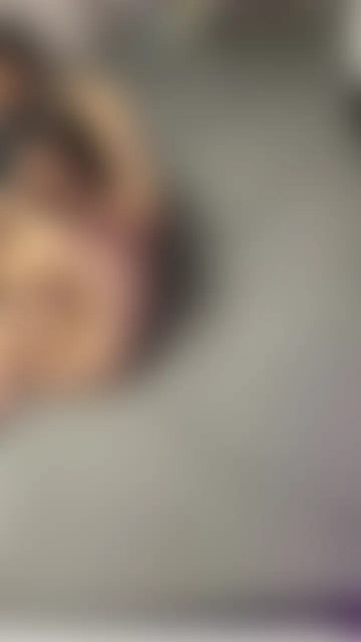 【居酒屋で働いてた笑顔が可愛い黒髪ショートの子に声をかけお持ち帰り!彼氏の着信を無視して生ハメ完了】
もも【20】居酒屋店員
天井 裸
友達と行った日曜日昼呑みしてた居酒屋に黒髪ショートの笑顔の可愛い子がいた
「〇〇ですね?かしこまりましたー」と笑顔で接客してくれるこの子ととやりたいなと思いトイレ行った隙にももに「何時に終わるの?〇〇駅のスタ〇で待ってるからちょっと話そうよ」と伝えたらちゃんと来た
ももは可愛いのでやはり普段から声をかけられるらしいが一度も付いてっては無いらしい
僕の事をカッコいいと思ってくれてついてきてくれたらしいけど
この日は彼氏と約束があって鬼ラインと鬼電それを無視してしまいには電源を切ってしまった
かなり束縛が強い嫉妬心の彼氏らしい
声をかけられて断る理由はヤリたい男ばっかりで嫌だから断ってたらしいなので「僕はだめなの?」と聞くと「まる」と承諾がおりた
そしてキス
2時間前に初めて会った可愛い子でキスしてる
キスが終わると「きもちいい」「かっこいい」と楽勝落ち
服で生ハメ中発射した後裸で…
脱いだら美乳で色白でマジで興奮する神ボディだった
あんなに彼氏がももの事好きなのにももは今俺の下で大声でイキまくってる。それに興奮する
「やばい!やばい!イク!イク!りょうくん気持ちいい!!」とまさに絶叫
彼氏ごめんな。君の彼女気持ち良すぎて中出ししまくっちゃった
タグ
素人 個人撮影 巨乳 変態 ハメ撮り 美乳 美女 乳首
お尻 フェラ 手コキ 中出し 騎乗位 生ハメ 顔出し
パンチラ NTR ギャル 下着 ミニスカ (2/2)