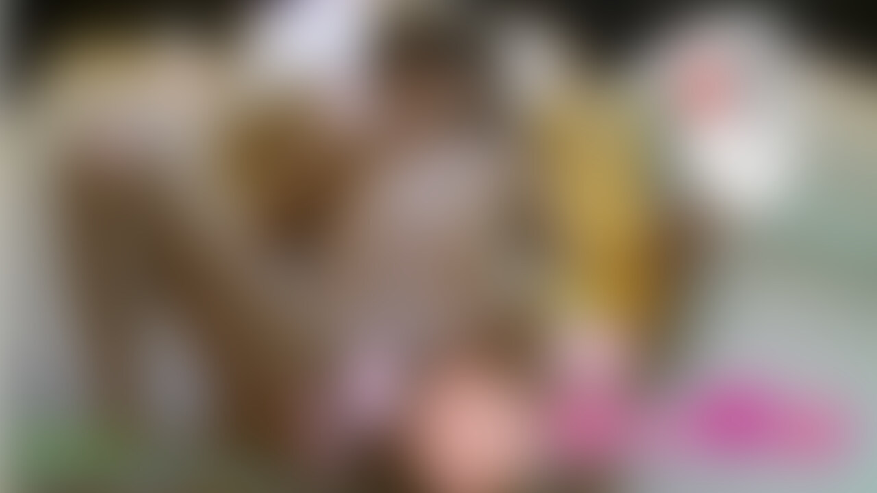 モモンガ○○○リフレの頑張ってギャルやってる女の子
頑張ってはいるのですが化粧が濃いだけの○○○みたいな感じでチンポが大興奮
この子は僕が裏オプ実技研修でイロイロ教えたので生フェラも丹念にやってくれ凄く気持ちいい!
生挿入も抵抗なく「もう何度もモモンガさんに中出しされてるから中出しも当たり前じゃん!」ってwww
ハメ撮り時の会話も中出しに関する会話や妊娠するかもねっとの会話ばかり(笑)
妊娠するなら女の子が良いとの事だったので思わず頑張ってしまいました
しかしこの子のオマンコはまだまだ新品同様でビラビラなど出ておらず、その手の人好みの見事なオマンコ
臭いも全く無く狙ってなのか毛を全部剃ってパイパン!
縦筋マンコに出入りするチンポが丸見えです
バックで突くと小さなオマンコの子宮口にチンポの先端がぶちあたり悲鳴に近い声を出しまくる様子が凄く興奮物!
そしていよいよお待ちかねの中出し!
ちゃんと彼女の承諾を得てるとの証拠で「オマンコの中に精液出して下さい」っと言わせ気持ちよく膣内射精開始!
この時は凄く興奮していたのでチンポの脈打つ力が凄く、射精される精液の勢いも凄かったので女の子が「おぉ!」っと思わず呟き「出てるの判る!」っと感想を述べています
最後の一滴まで出し終え柔らかくなったチンポを引き抜くとポッカリ口を開けたオマンコから僕の精液がダラーリと垂れ流れて感動敵なシーンとなっております (2/2)