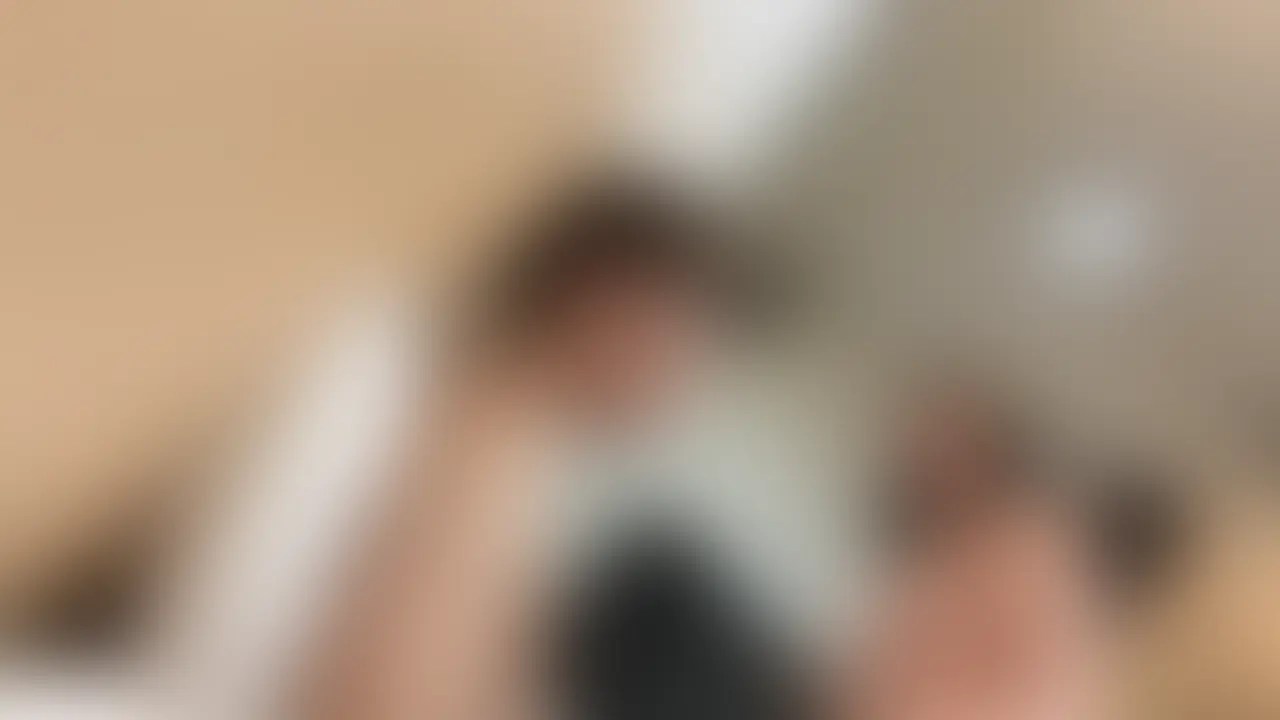 目の前で、ことはちゃんの口から糸を引く、信じられないほどねっとりとした唾液。それが顔に塗りたくられていく。鼻を舐められる、なんともいえない時間。
息苦しさと共に、彼女の唾液の独特な匂いが鼻腔を支配する。視界も、呼吸も、匂いも、すべてが「ことはちゃん」に侵されていく。この濃密すぎる攻めに、思考は完全に麻痺.. (2/2)