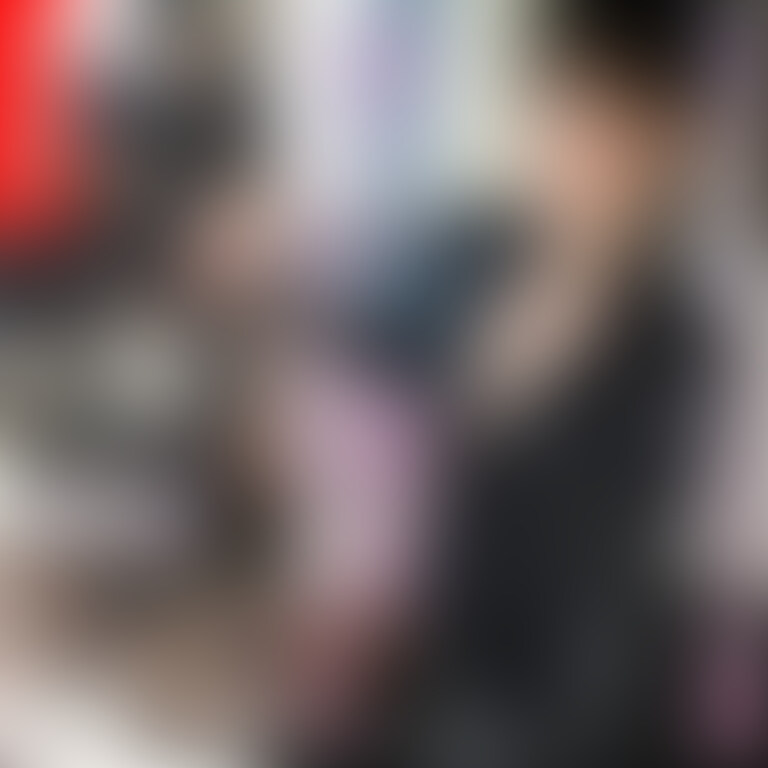 再販！限定商品【レザー人妻】本革セクシーキャットスーツ美魔女　酩酊しても感度上昇！？イタズラし放題レザーぶっかけＳＥＸ

※この作品は「本革セクシーキャットスーツ美魔女　酩酊しても感度上昇！？イタズラし放題レザーぶっかけＳＥＸ」と同様の内容となりますが、こちらはさらに発射シーン別角度アングルが入った特別限定版です。

かなさん（仮名）人妻（年齢非公開） 
かなさんから１０月３１日ハロウィンでキャットスーツコスプレがしたいというリクエストがあったので、特別に本革のキャットスーツとレザーグローブを用意しました。かなさんは高身長でスタイル抜群ですので着こなすのが難しいレザーキャットスーツが見事にジャストフィット！二人テンションが上がってそのまま外に繰り出し都内の飲み屋に行っちゃいました！飲み屋の客からは「セクシー」「カッコイイ」などと煽てられてしまい、飲○○○のピッチも進む進む（笑）
この後に肝心のハメ撮りをする約束だったんですが、かなさんの足元がおぼつかずタクシーで帰宅。とにかく○○○いがさめるまで待つことにしました・・・。
○○○った惰性でフェラまでしてくれましたが、一向に○○○いがさめません。そのうち寝てしまいました。全身レザーでスヤスヤ寝ている姿を見ていたらこちらの性欲が抑えきれず、チンをこすりつけたり止めどなく出る大量のガマン汁を付着させて革女を堪能する。
マンコに指入れすると濡れていたので、そのままチンをいれてスコスコ。
バック・背面座位・対面騎乗・正常位　目が覚めてベッドに移動
６９・背面騎乗・騎乗位で密着レザー抱きつき・バックから背中に超大量ザーメン放出（約一週間溜めました） 
という流れです。レザーフェチの夢が詰まった会心の内容です！どうぞお楽しみに。 (2/2)